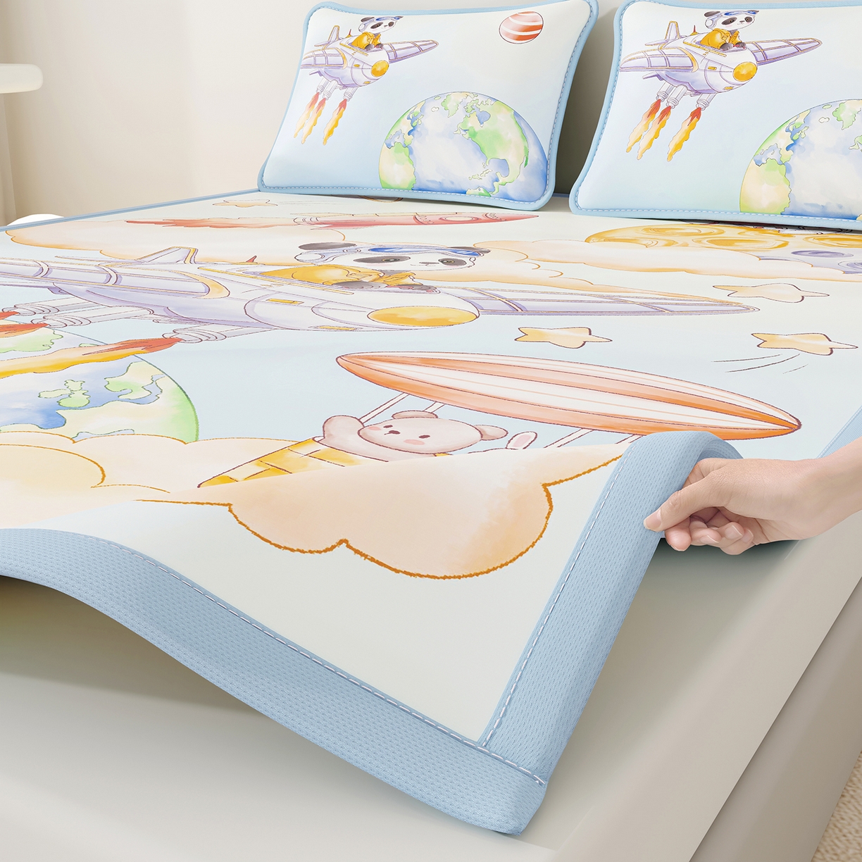 91家纺网 家纺一手货源 找家纺 奇丝雅 2026A类数码印花大版卡通冰丝凉席双人席可机洗学生宿舍空调软席三件套三明治网底 星际漫游