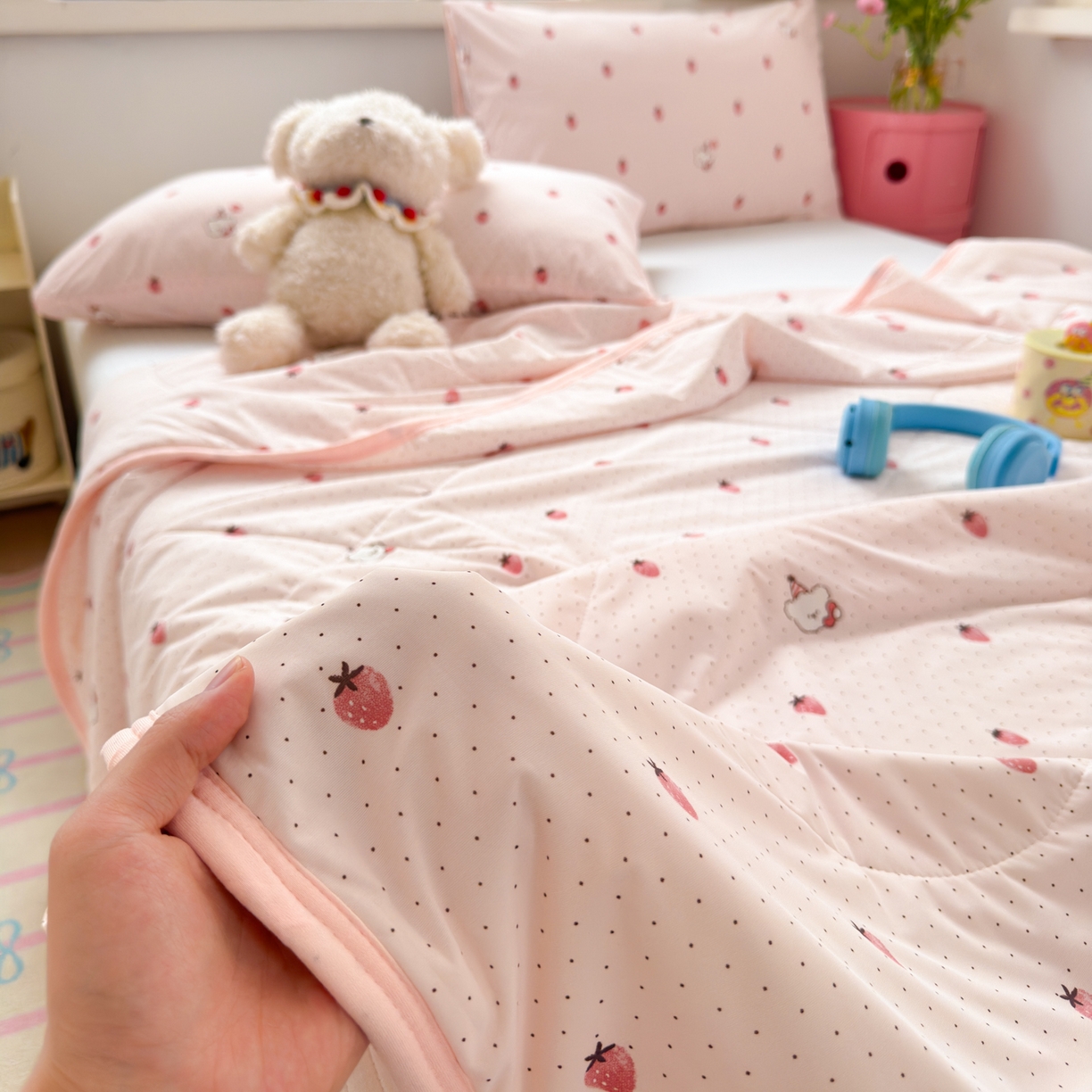 91家纺网 家纺一手货源 找家纺 希诺家居 2026春夏新款仿锦氨小冰皮凉感夏被空调被 草莓团团