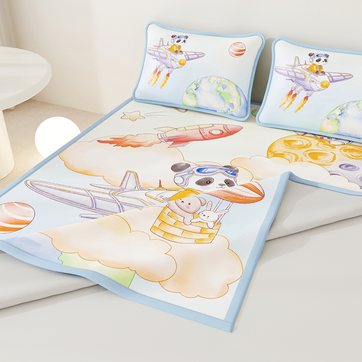 91家纺网 家纺一手货源 找家纺 奇丝雅 2026A类数码印花大版卡通冰丝凉席双人席可机洗学生宿舍空调软席三件套三明治网底 星际漫游