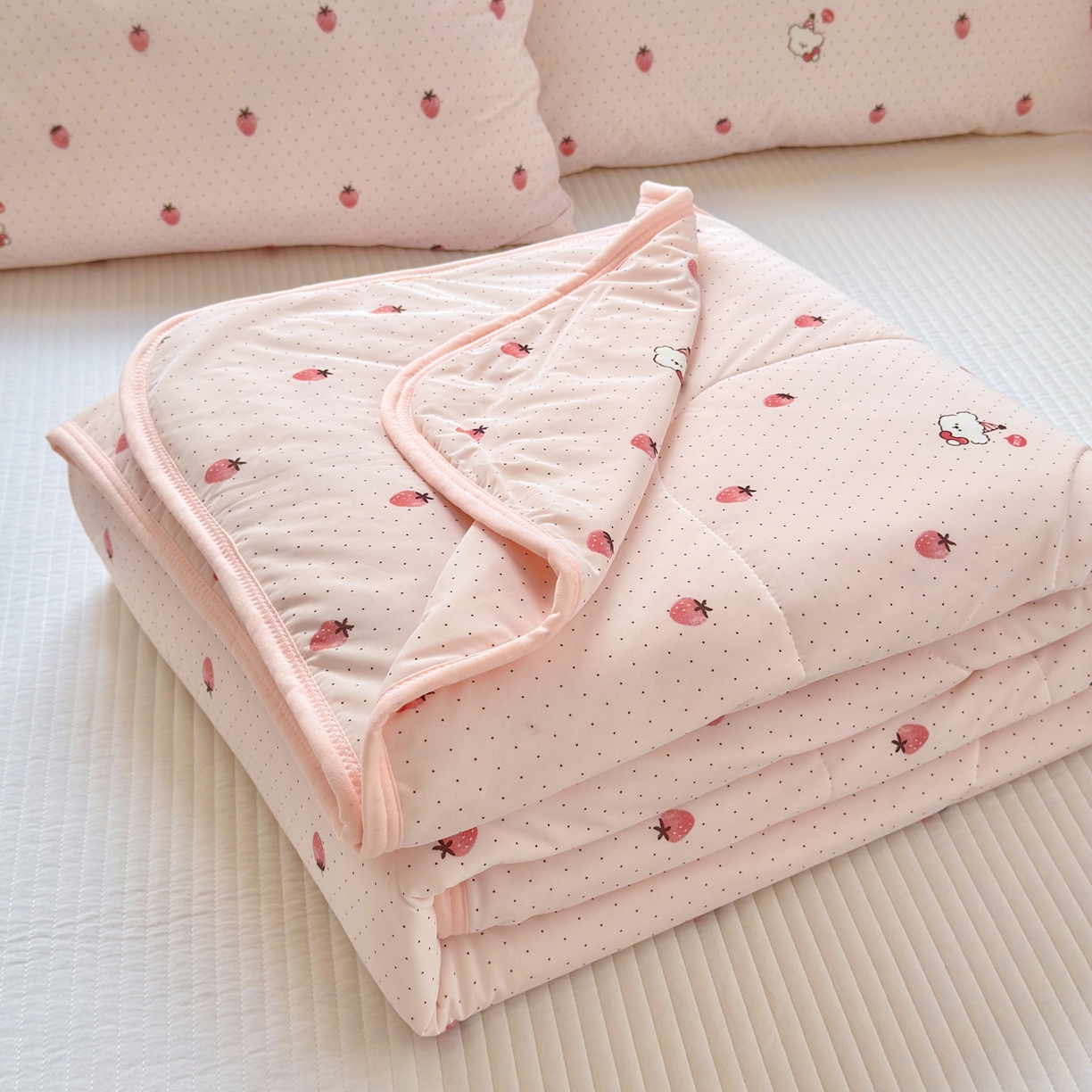 91家纺网 家纺一手货源 找家纺 希诺家居 2026春夏新款仿锦氨小冰皮凉感夏被空调被 草莓团团