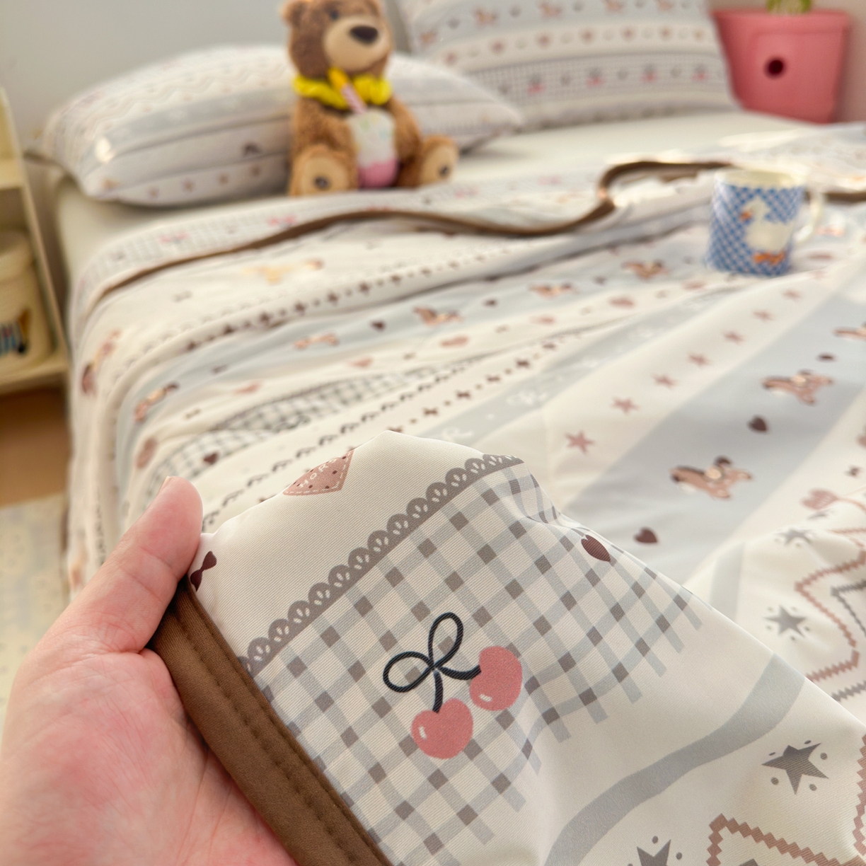 91家纺网 家纺一手货源 找家纺 希诺家居 2026春夏新款仿锦氨小冰皮凉感夏被空调被 费尔岛小木马