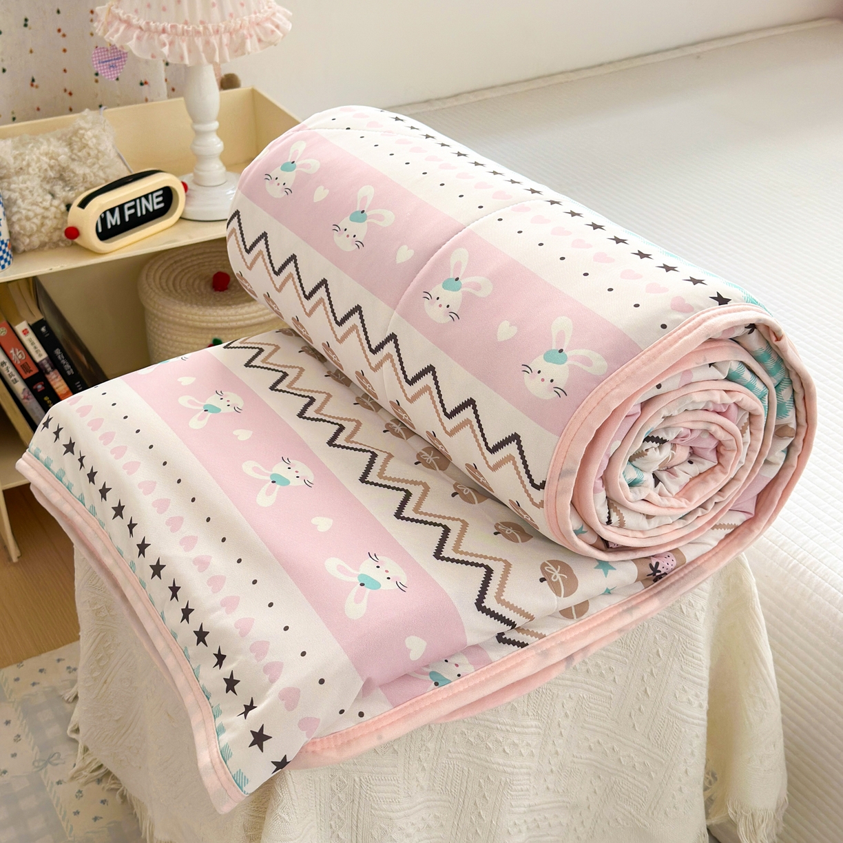 91家纺网 家纺一手货源 找家纺 希诺家居 2026春夏新款仿锦氨小冰皮凉感夏被空调被 童话小粉兔