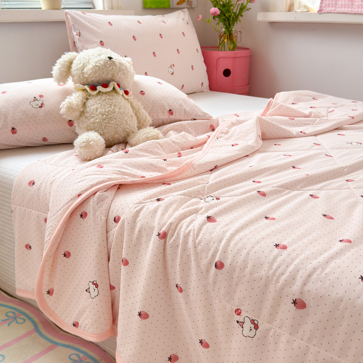 91家纺网 家纺一手货源 找家纺 希诺家居 2026春夏新款仿锦氨小冰皮凉感夏被空调被 草莓团团