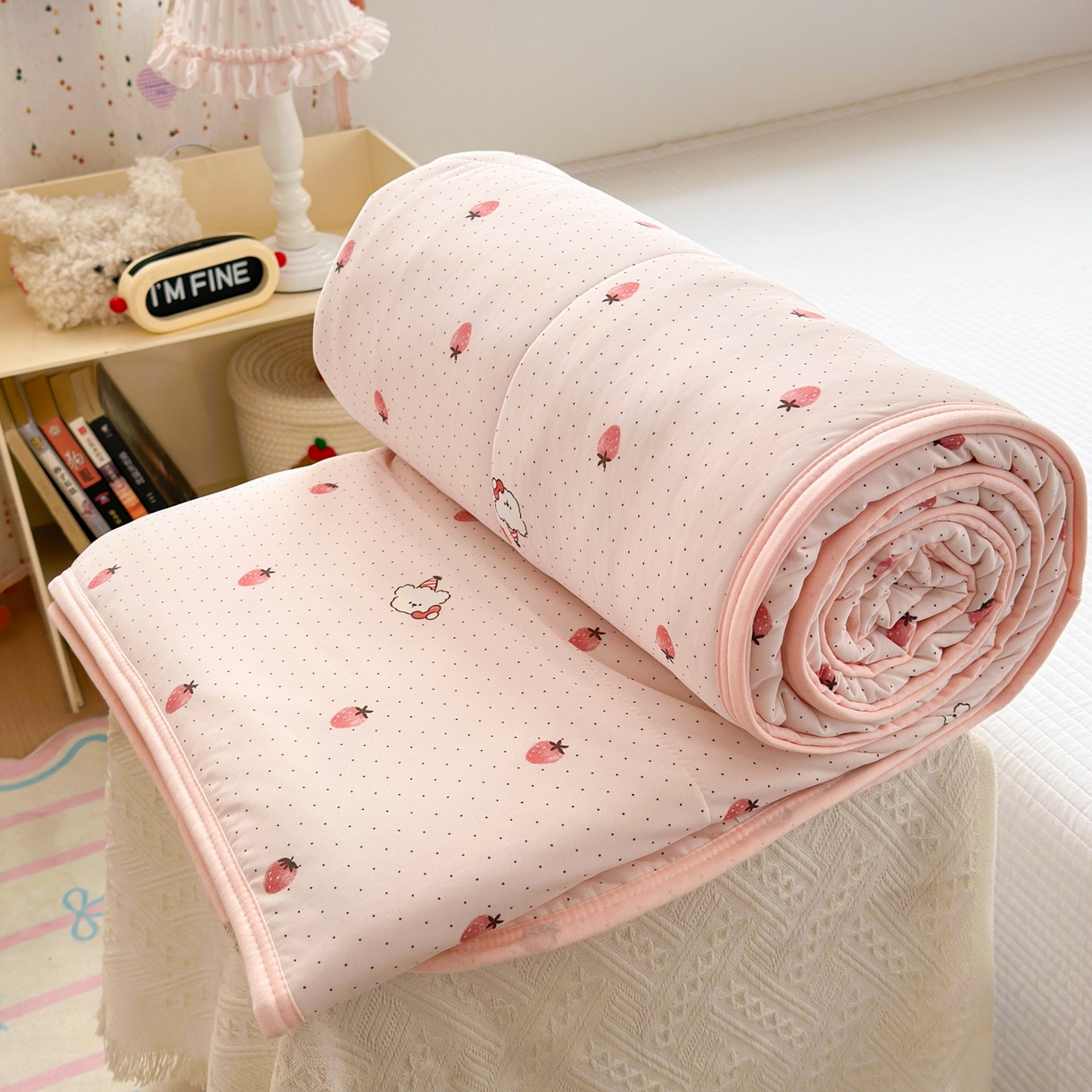 91家纺网 家纺一手货源 找家纺 希诺家居 2026春夏新款仿锦氨小冰皮凉感夏被空调被 草莓团团