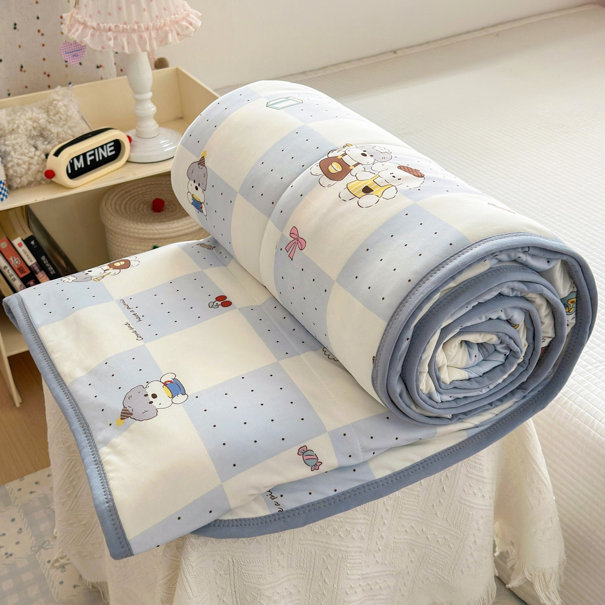 91家纺网 家纺一手货源 找家纺 希诺家居 2026春夏新款仿锦氨小冰皮凉感夏被空调被 蓝格奶汪