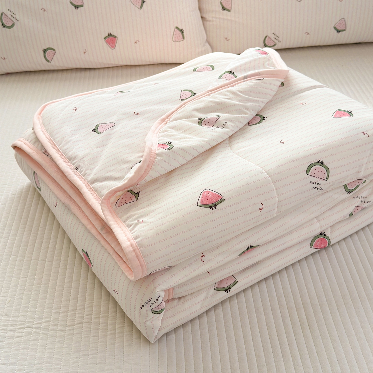 91家纺网 家纺一手货源 找家纺 希诺家居 2026春夏新款仿锦氨小冰皮凉感夏被空调被 夏日西瓜派