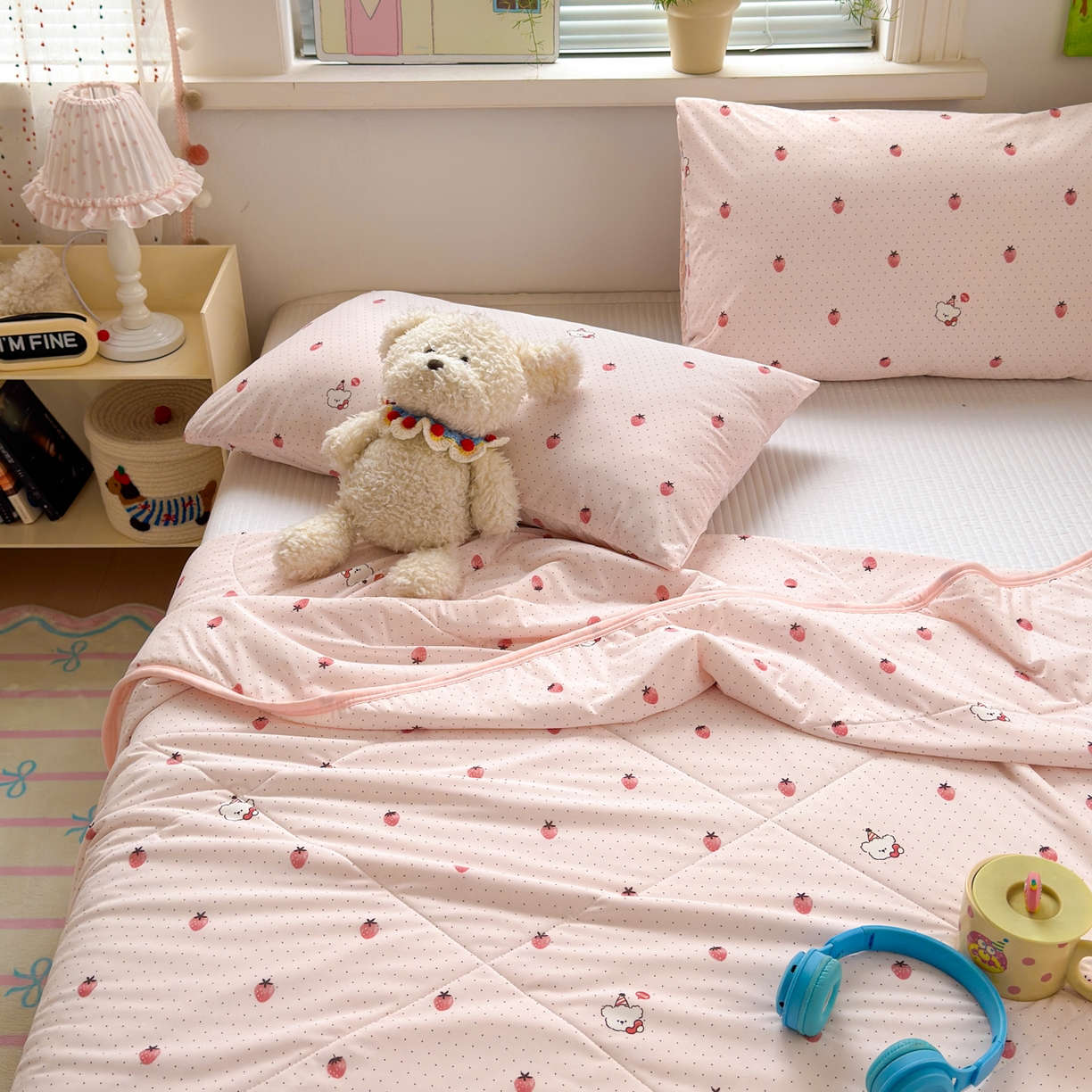 91家纺网 家纺一手货源 找家纺 希诺家居 2026春夏新款仿锦氨小冰皮凉感夏被空调被 草莓团团