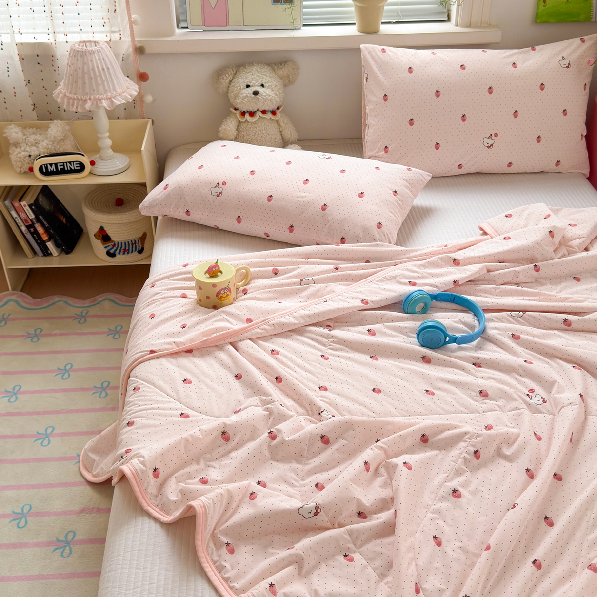 91家纺网 家纺一手货源 找家纺 希诺家居 2026春夏新款仿锦氨小冰皮凉感夏被空调被 草莓团团