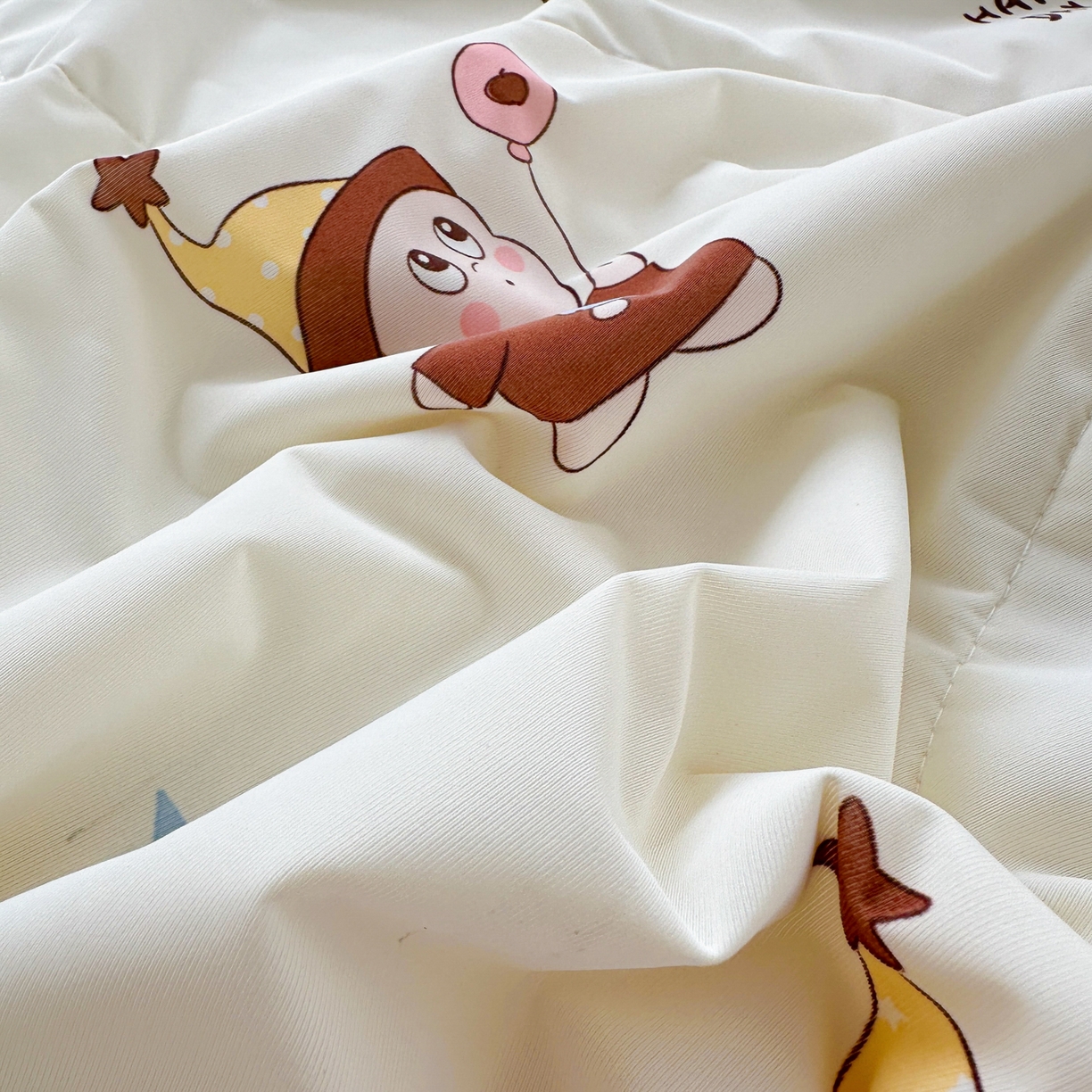 91家纺网 家纺一手货源 找家纺 希诺家居 2026春夏新款仿锦氨小冰皮凉感夏被空调被 气球星宝宝