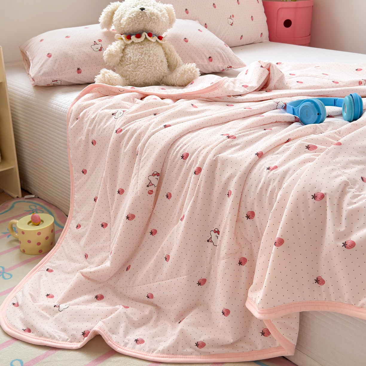 91家纺网 家纺一手货源 找家纺 希诺家居 2026春夏新款仿锦氨小冰皮凉感夏被空调被 草莓团团