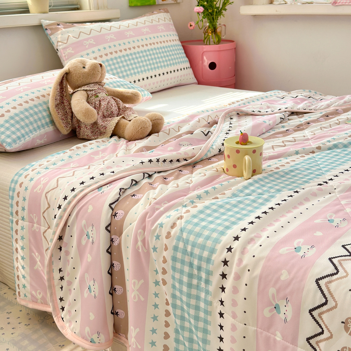 91家纺网 家纺一手货源 找家纺 希诺家居 2026春夏新款仿锦氨小冰皮凉感夏被空调被 童话小粉兔