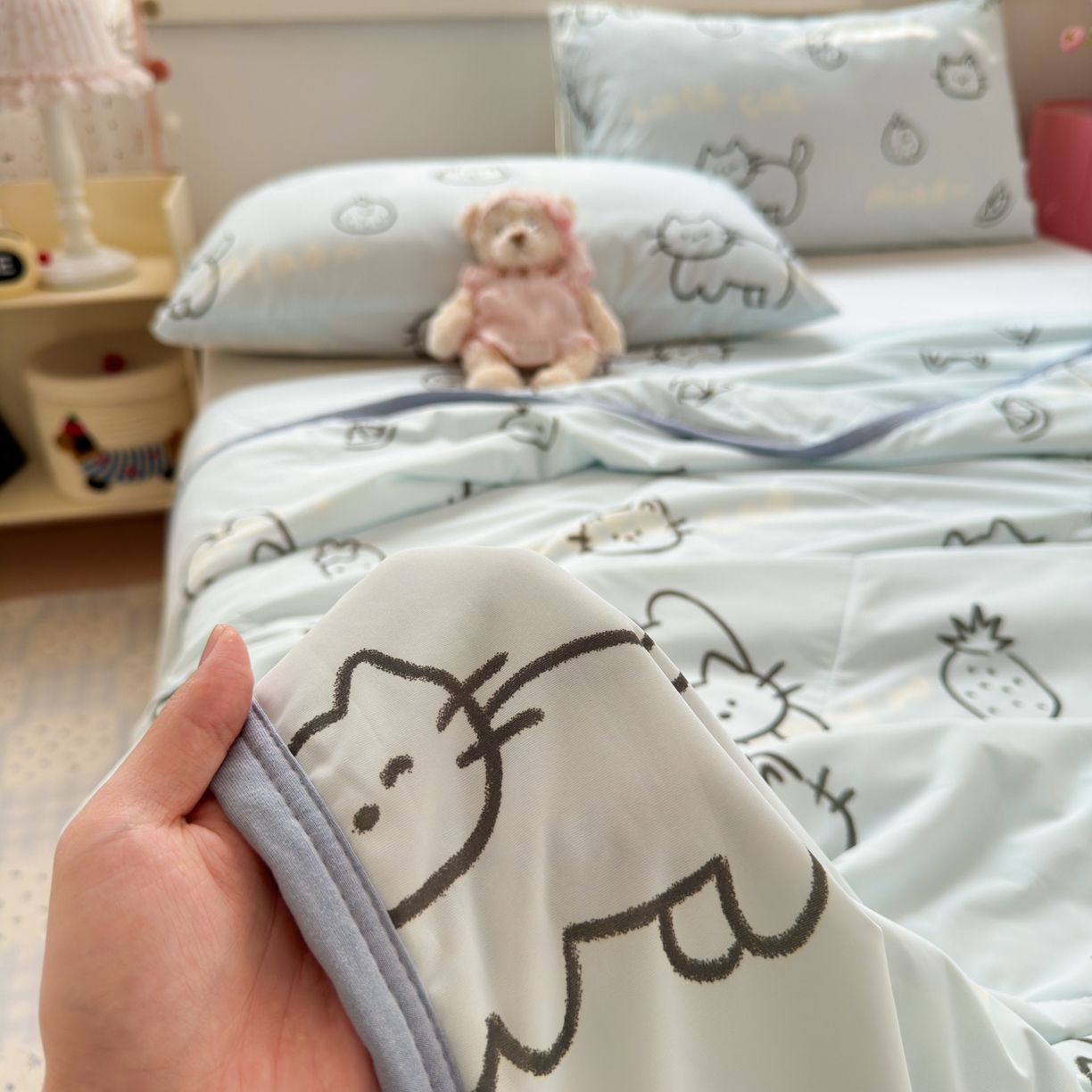 91家纺网 家纺一手货源 找家纺 希诺家居 2026春夏新款仿锦氨小冰皮凉感夏被空调被 猫咪果语