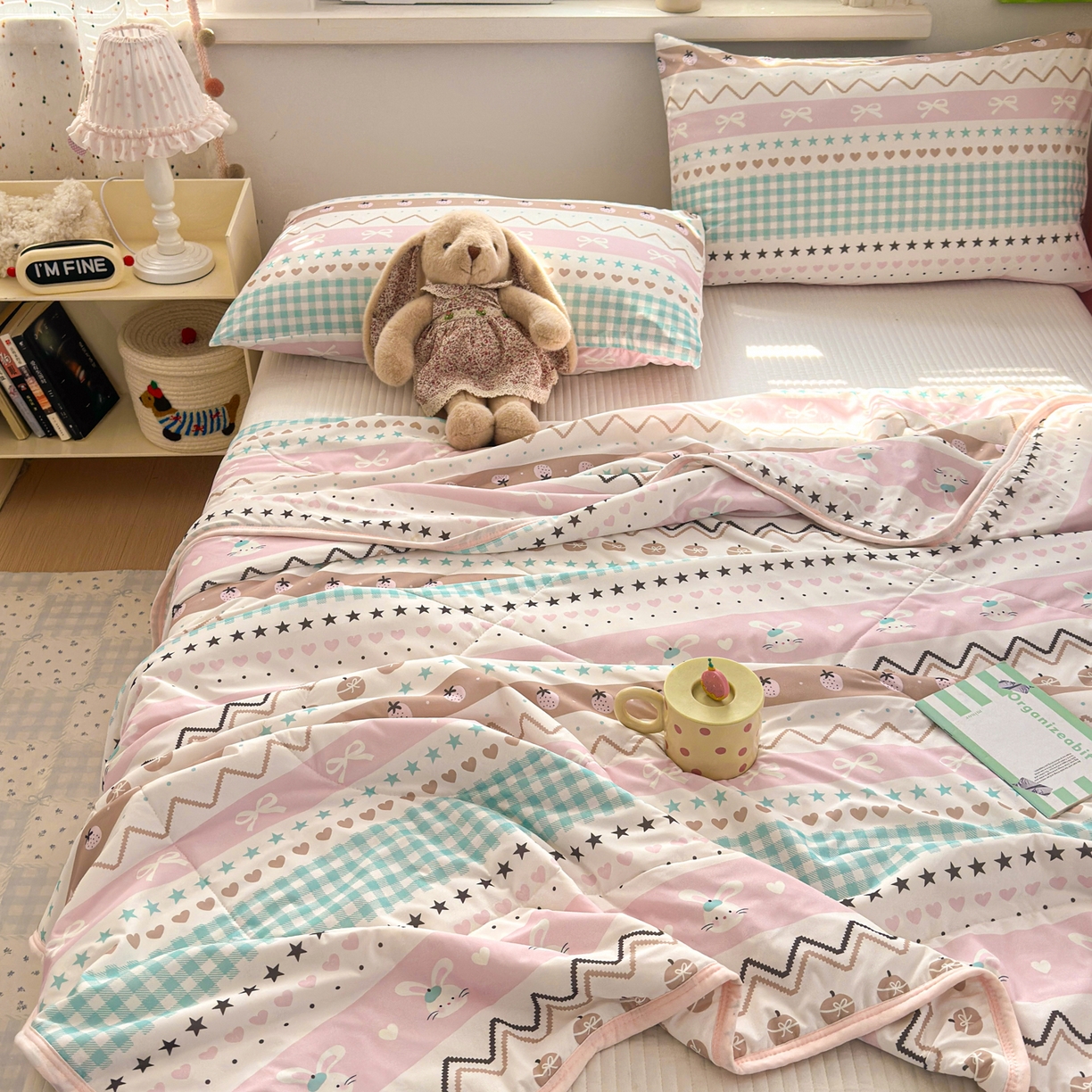 91家纺网 家纺一手货源 找家纺 希诺家居 2026春夏新款仿锦氨小冰皮凉感夏被空调被 童话小粉兔