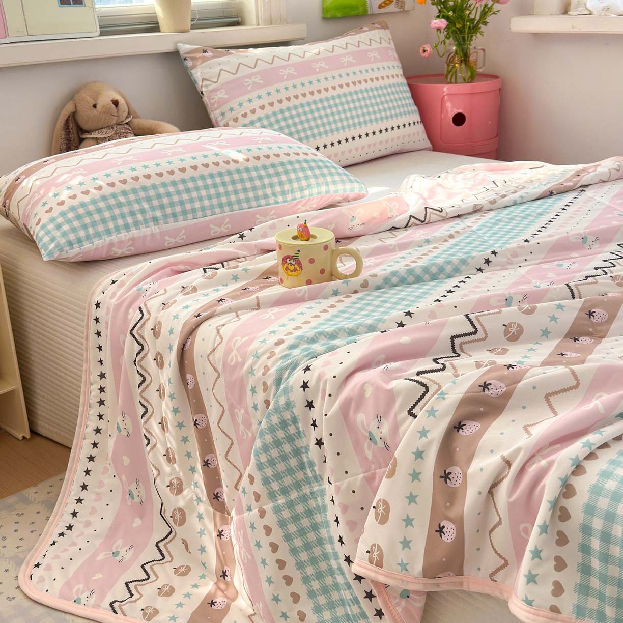 91家纺网 家纺一手货源 找家纺 希诺家居 2026春夏新款仿锦氨小冰皮凉感夏被空调被 童话小粉兔