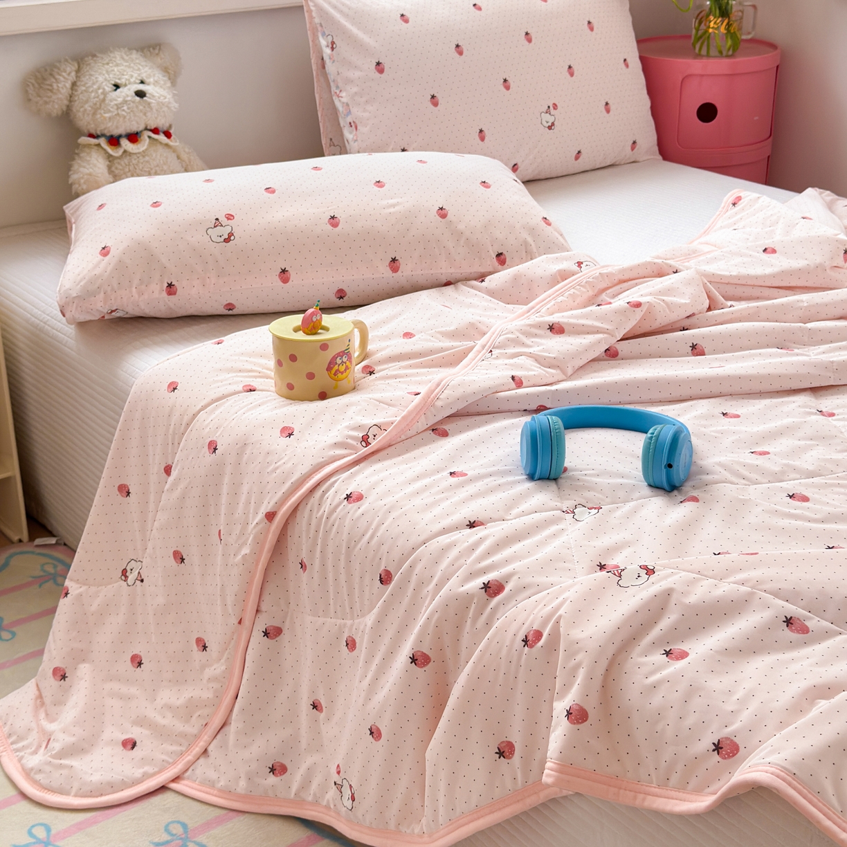 91家纺网 家纺一手货源 找家纺 希诺家居 2026春夏新款仿锦氨小冰皮凉感夏被空调被 草莓团团