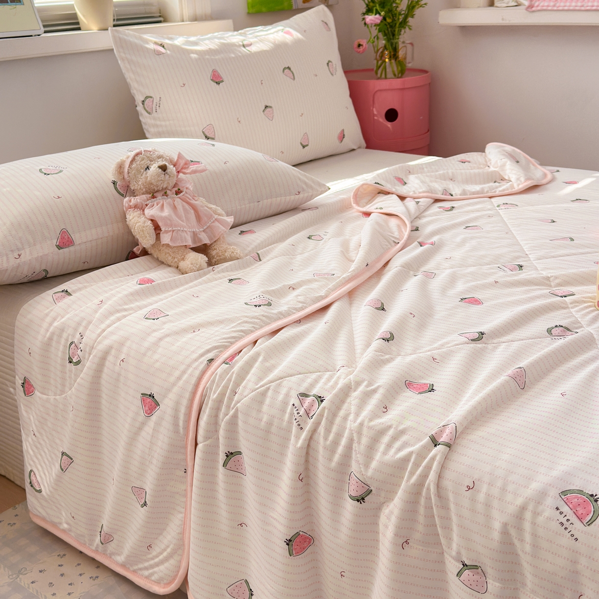 91家纺网 家纺一手货源 找家纺 希诺家居 2026春夏新款仿锦氨小冰皮凉感夏被空调被 夏日西瓜派