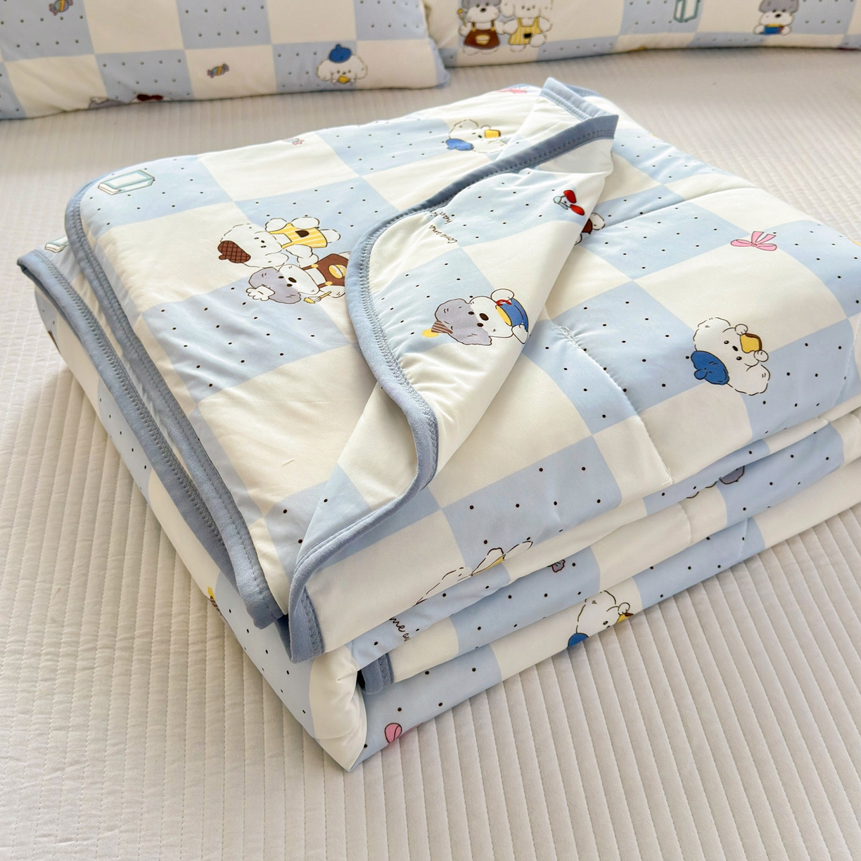 91家纺网 家纺一手货源 找家纺 希诺家居 2026春夏新款仿锦氨小冰皮凉感夏被空调被 蓝格奶汪