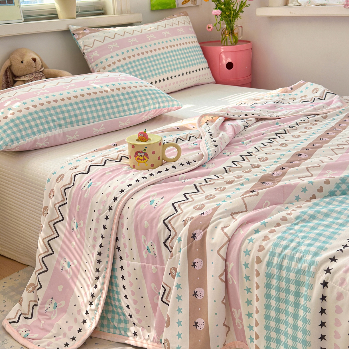 91家纺网 家纺一手货源 找家纺 希诺家居 2026春夏新款仿锦氨小冰皮凉感夏被空调被 童话小粉兔