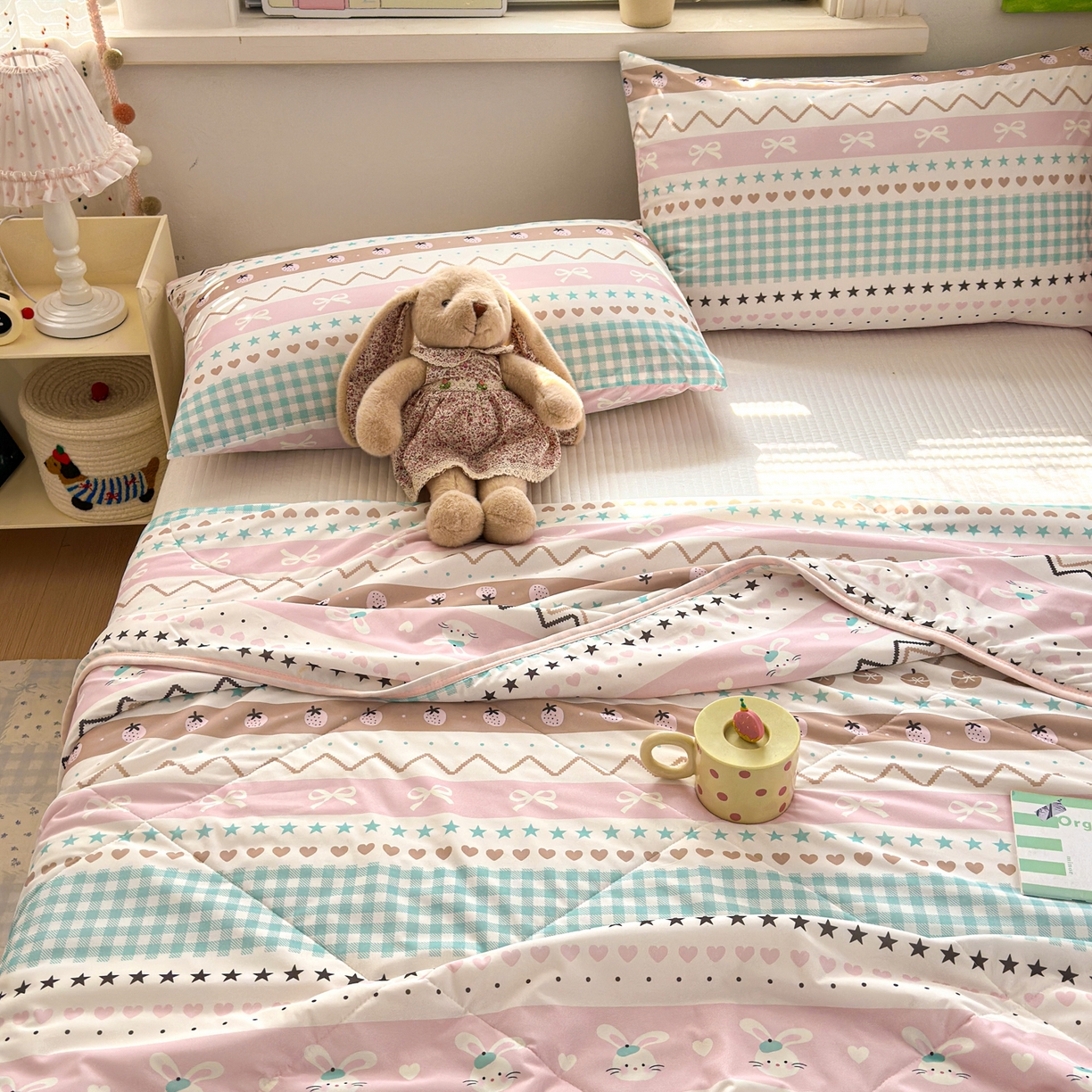 91家纺网 家纺一手货源 找家纺 希诺家居 2026春夏新款仿锦氨小冰皮凉感夏被空调被 童话小粉兔