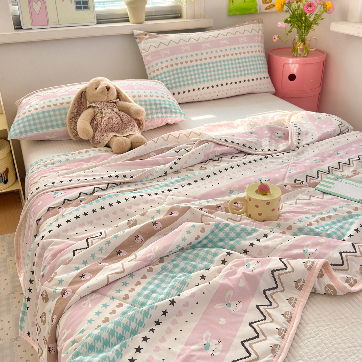 91家纺网 家纺一手货源 找家纺 希诺家居 2026春夏新款仿锦氨小冰皮凉感夏被空调被 童话小粉兔