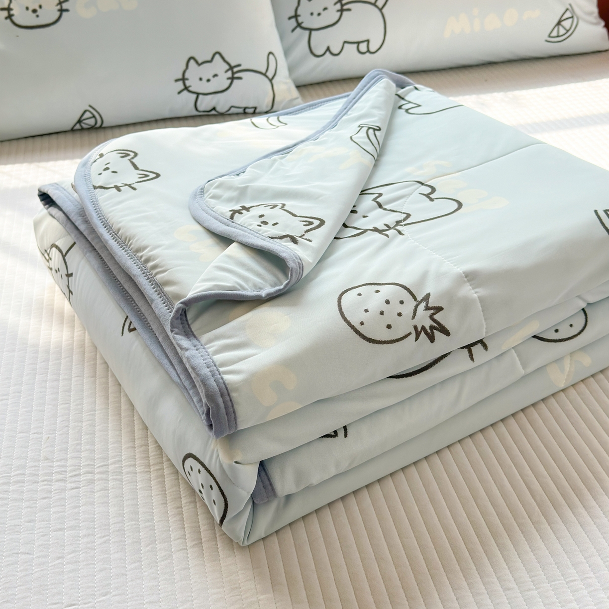 91家纺网 家纺一手货源 找家纺 希诺家居 2026春夏新款仿锦氨小冰皮凉感夏被空调被 猫咪果语