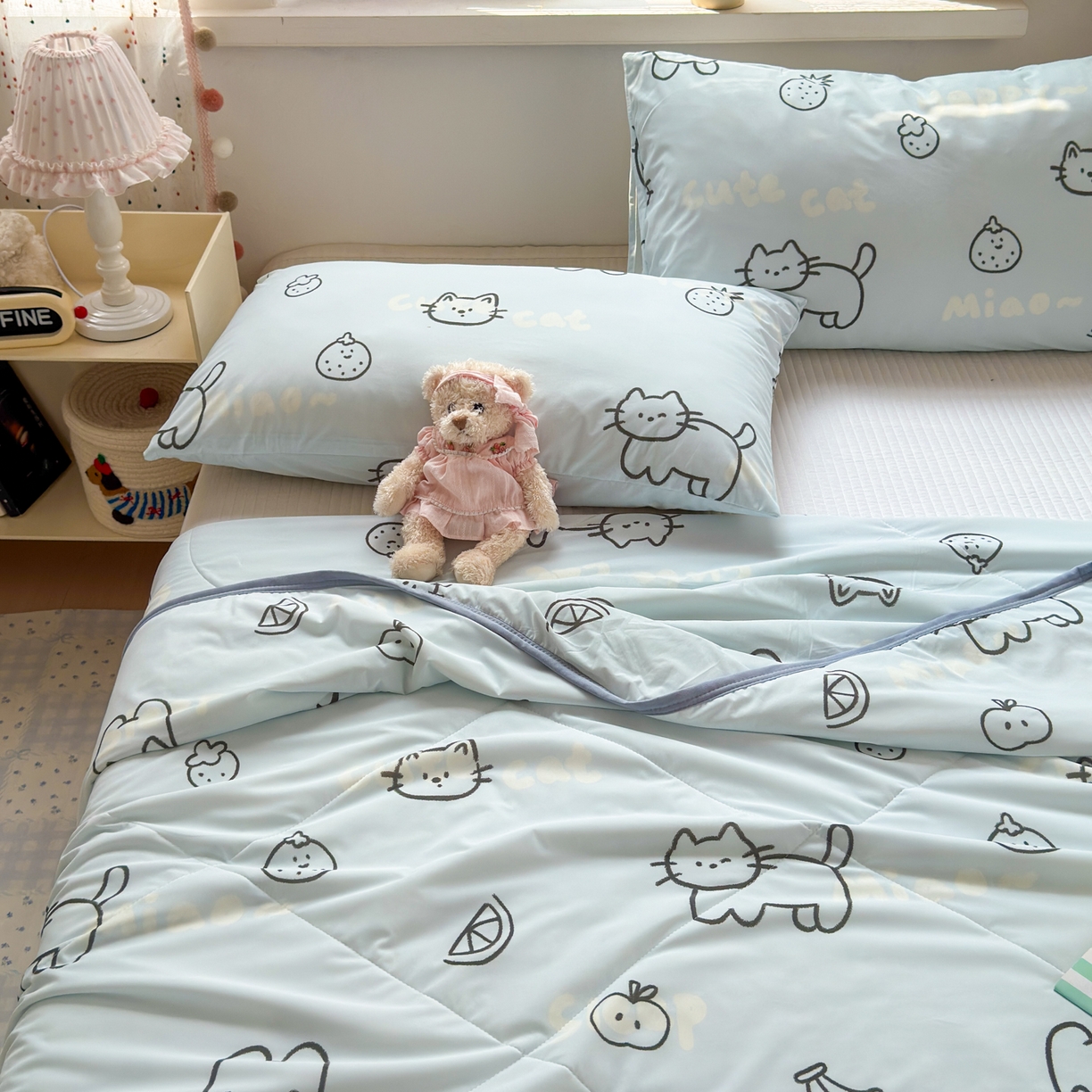 91家纺网 家纺一手货源 找家纺 希诺家居 2026春夏新款仿锦氨小冰皮凉感夏被空调被 猫咪果语