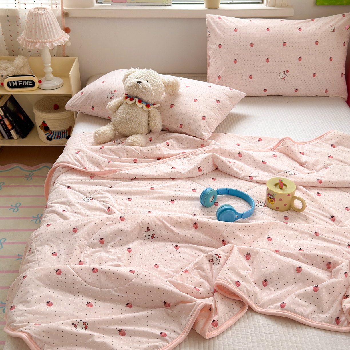 91家纺网 家纺一手货源 找家纺 希诺家居 2026春夏新款仿锦氨小冰皮凉感夏被空调被 草莓团团