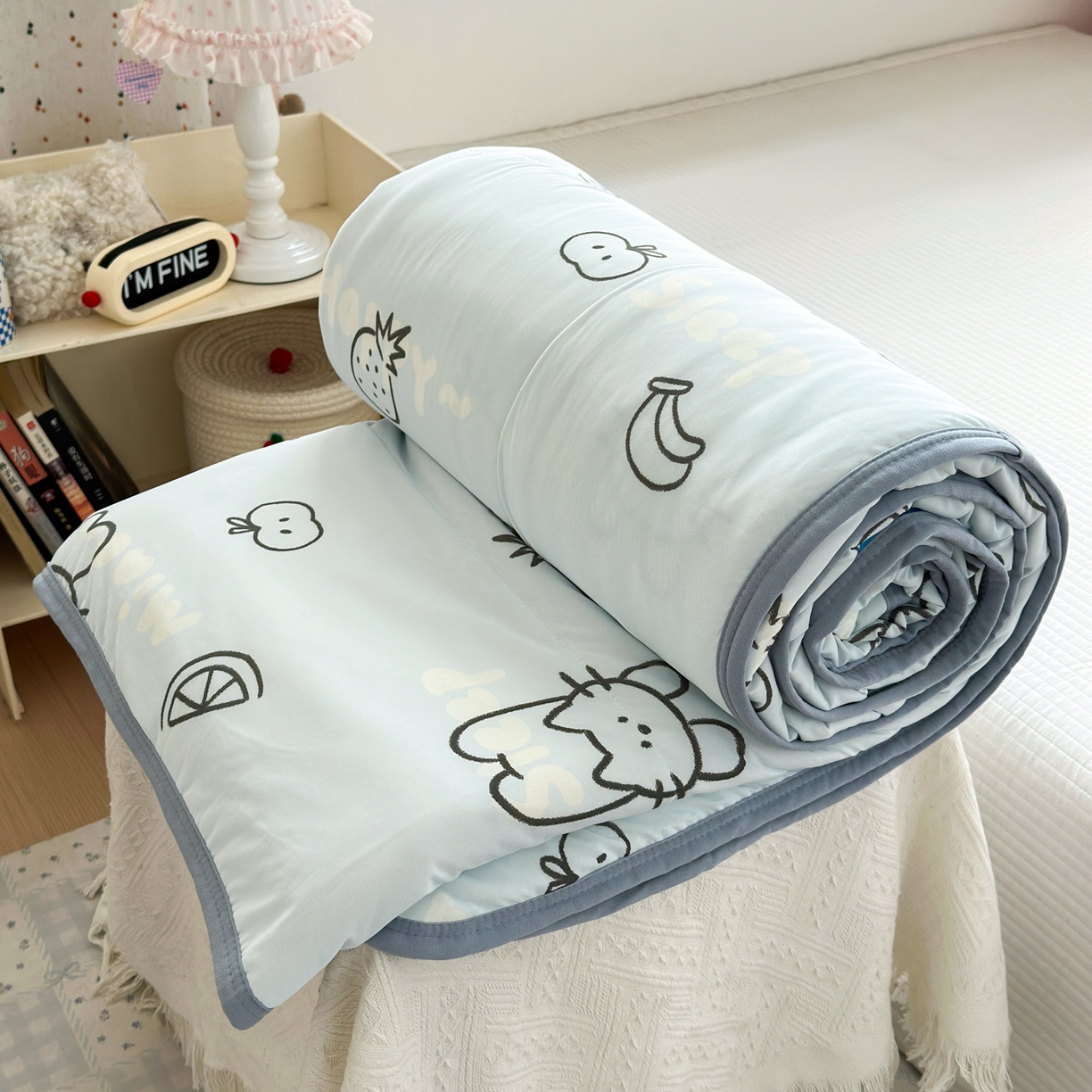 91家纺网 家纺一手货源 找家纺 希诺家居 2026春夏新款仿锦氨小冰皮凉感夏被空调被 猫咪果语