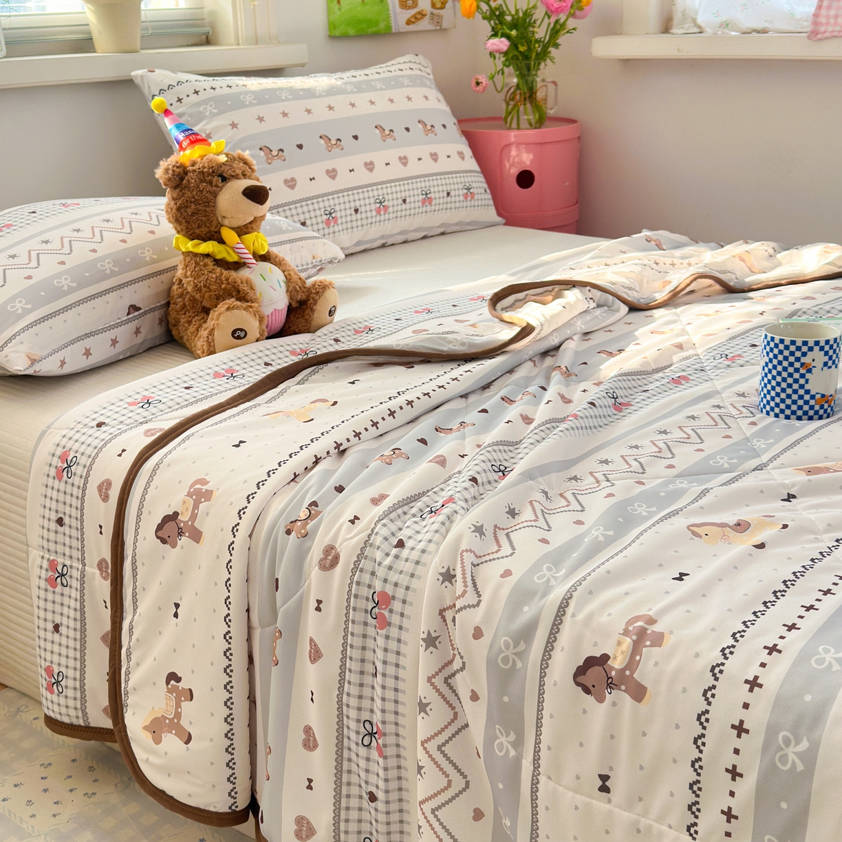 91家纺网 家纺一手货源 找家纺 希诺家居 2026春夏新款仿锦氨小冰皮凉感夏被空调被 费尔岛小木马