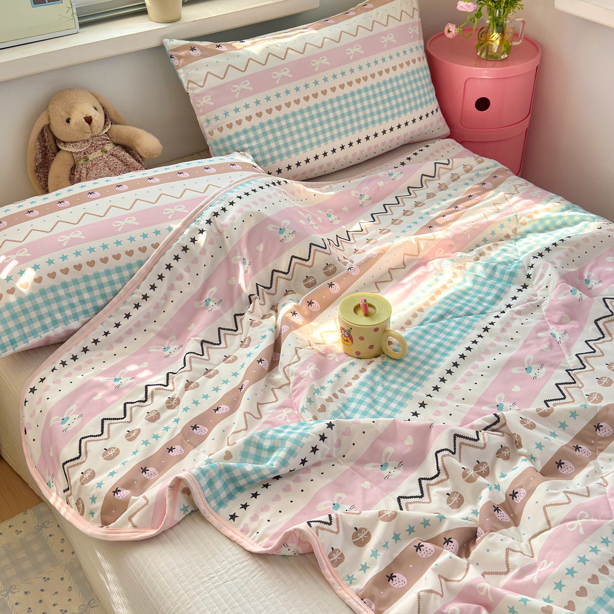 91家纺网 家纺一手货源 找家纺 希诺家居 2026春夏新款仿锦氨小冰皮凉感夏被空调被 童话小粉兔