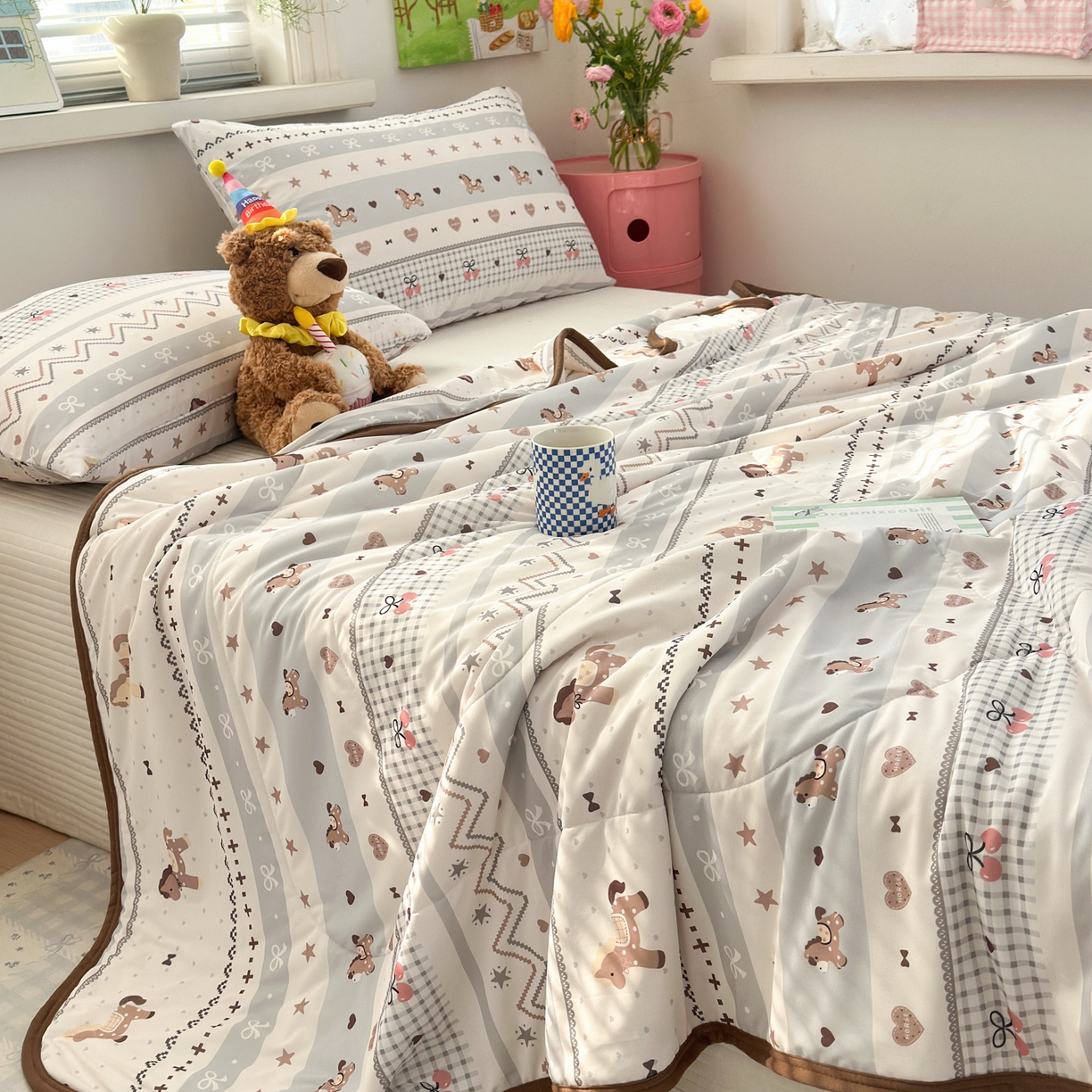 91家纺网 家纺一手货源 找家纺 希诺家居 2026春夏新款仿锦氨小冰皮凉感夏被空调被 费尔岛小木马