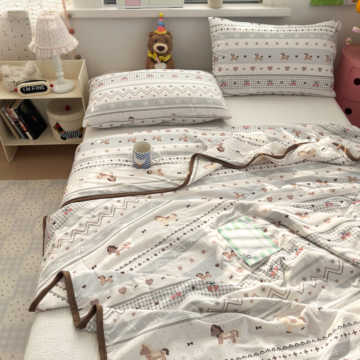 91家纺网 家纺一手货源 找家纺 希诺家居 2026春夏新款仿锦氨小冰皮凉感夏被空调被 费尔岛小木马