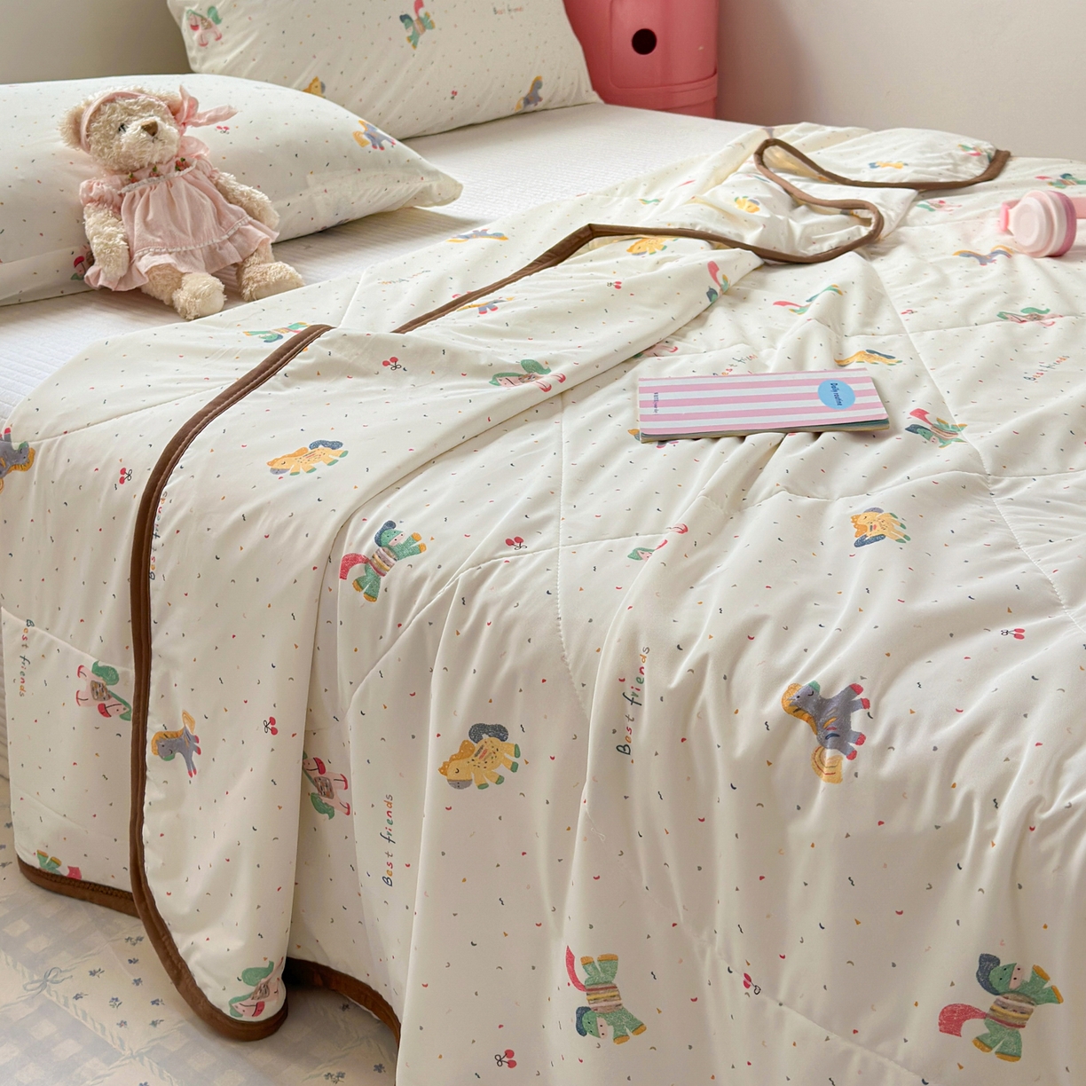 91家纺网 家纺一手货源 找家纺 希诺家居 2026春夏新款仿锦氨小冰皮凉感夏被空调被 彩马日记