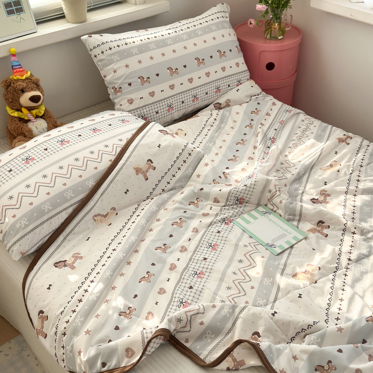 91家纺网 家纺一手货源 找家纺 希诺家居 2026春夏新款仿锦氨小冰皮凉感夏被空调被 费尔岛小木马