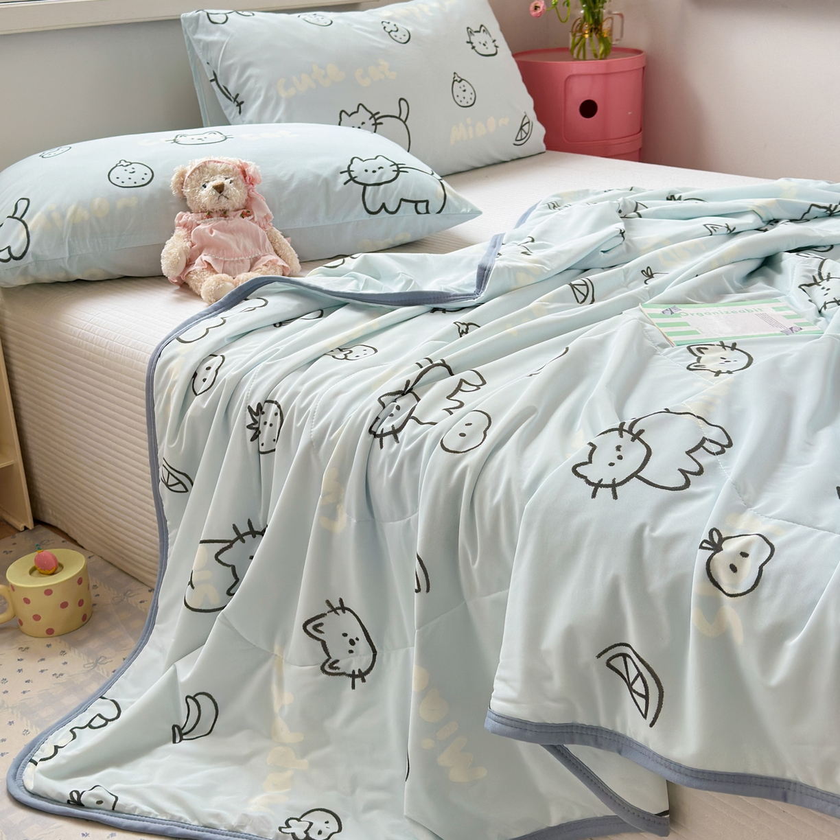 91家纺网 家纺一手货源 找家纺 希诺家居 2026春夏新款仿锦氨小冰皮凉感夏被空调被 猫咪果语