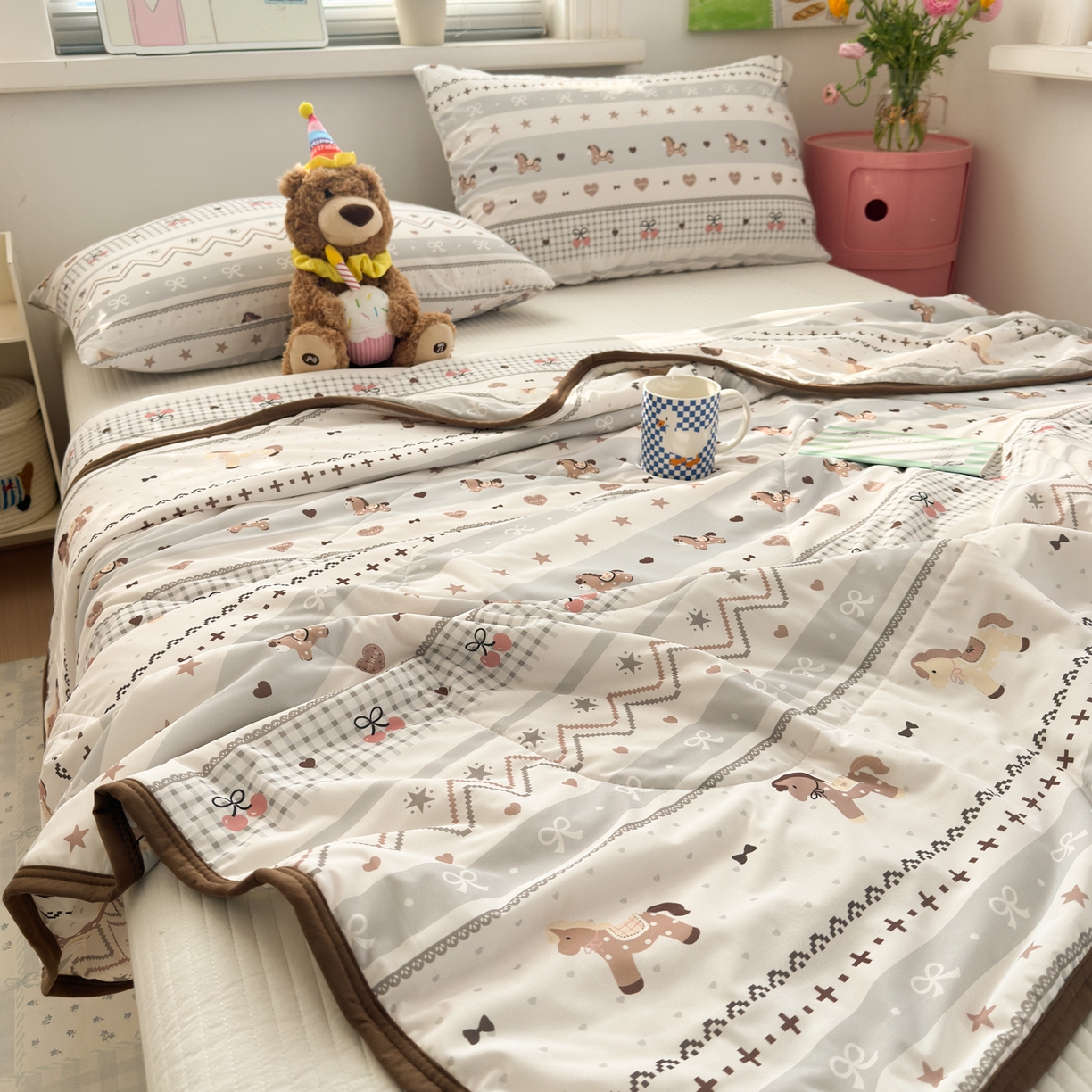 91家纺网 家纺一手货源 找家纺 希诺家居 2026春夏新款仿锦氨小冰皮凉感夏被空调被 费尔岛小木马