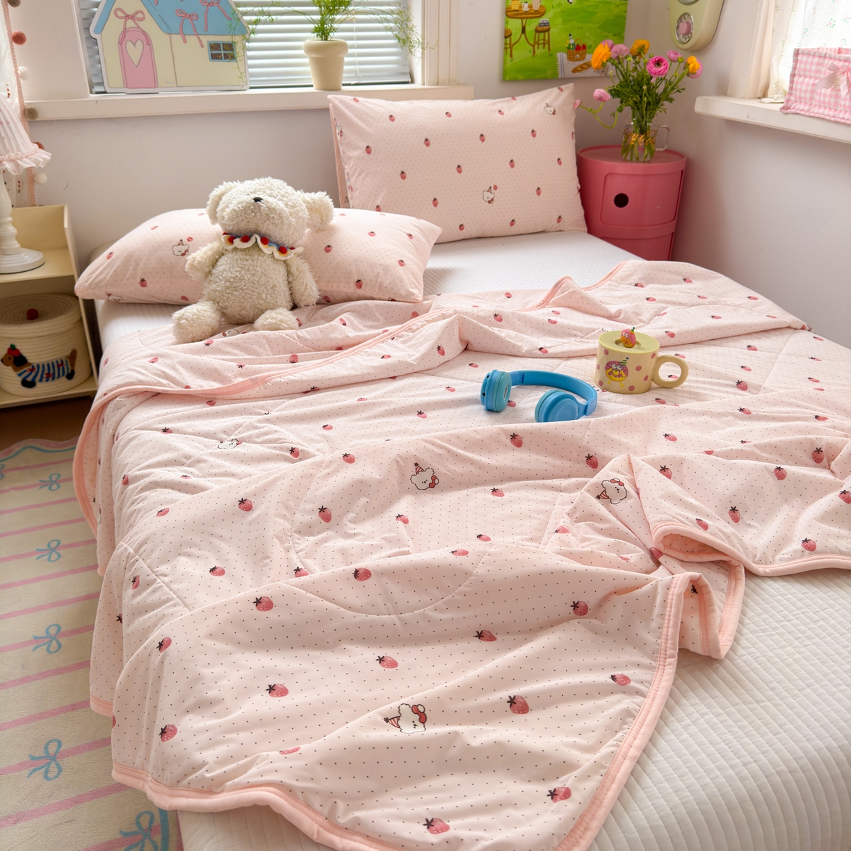 91家纺网 家纺一手货源 找家纺 希诺家居 2026春夏新款仿锦氨小冰皮凉感夏被空调被 草莓团团