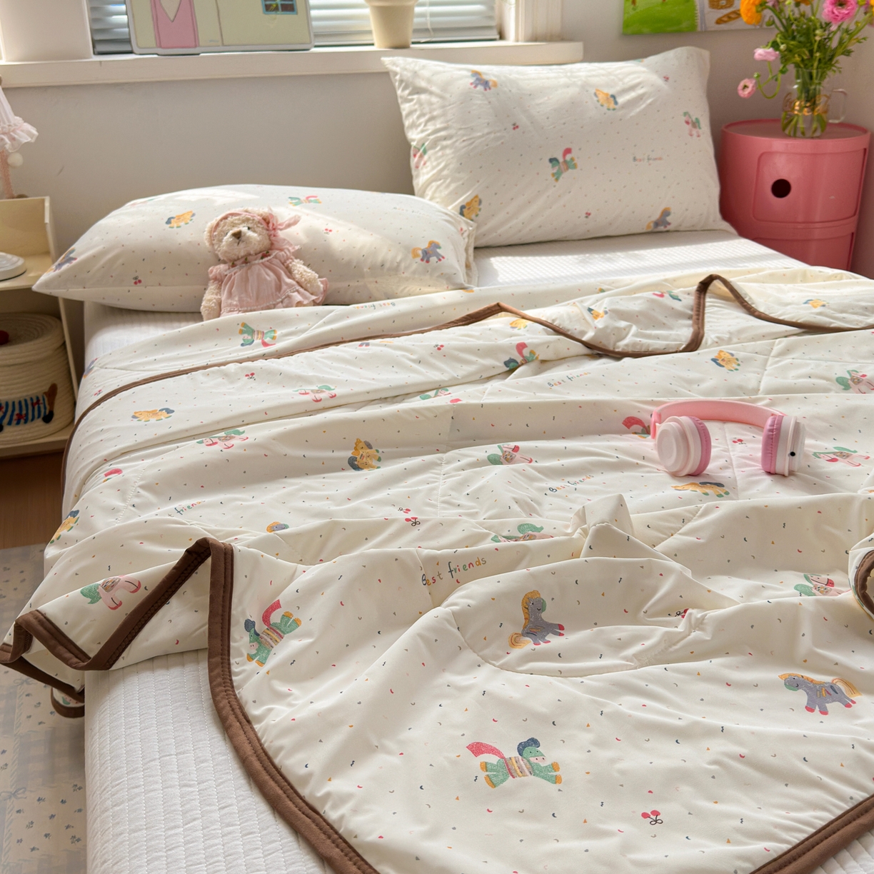 91家纺网 家纺一手货源 找家纺 希诺家居 2026春夏新款仿锦氨小冰皮凉感夏被空调被 彩马日记