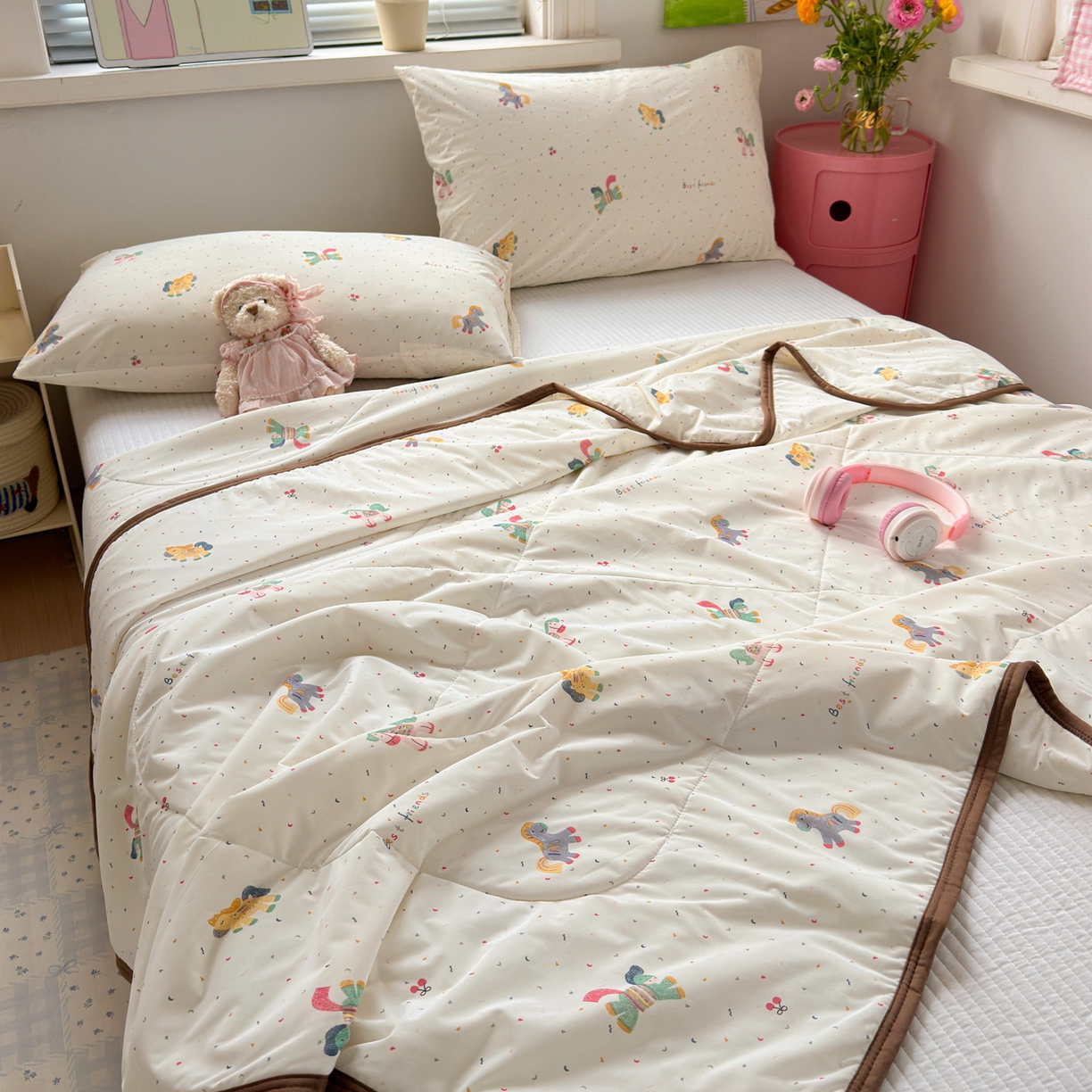 91家纺网 家纺一手货源 找家纺 希诺家居 2026春夏新款仿锦氨小冰皮凉感夏被空调被 彩马日记