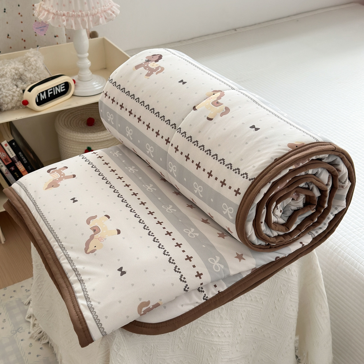 91家纺网 家纺一手货源 找家纺 希诺家居 2026春夏新款仿锦氨小冰皮凉感夏被空调被 费尔岛小木马