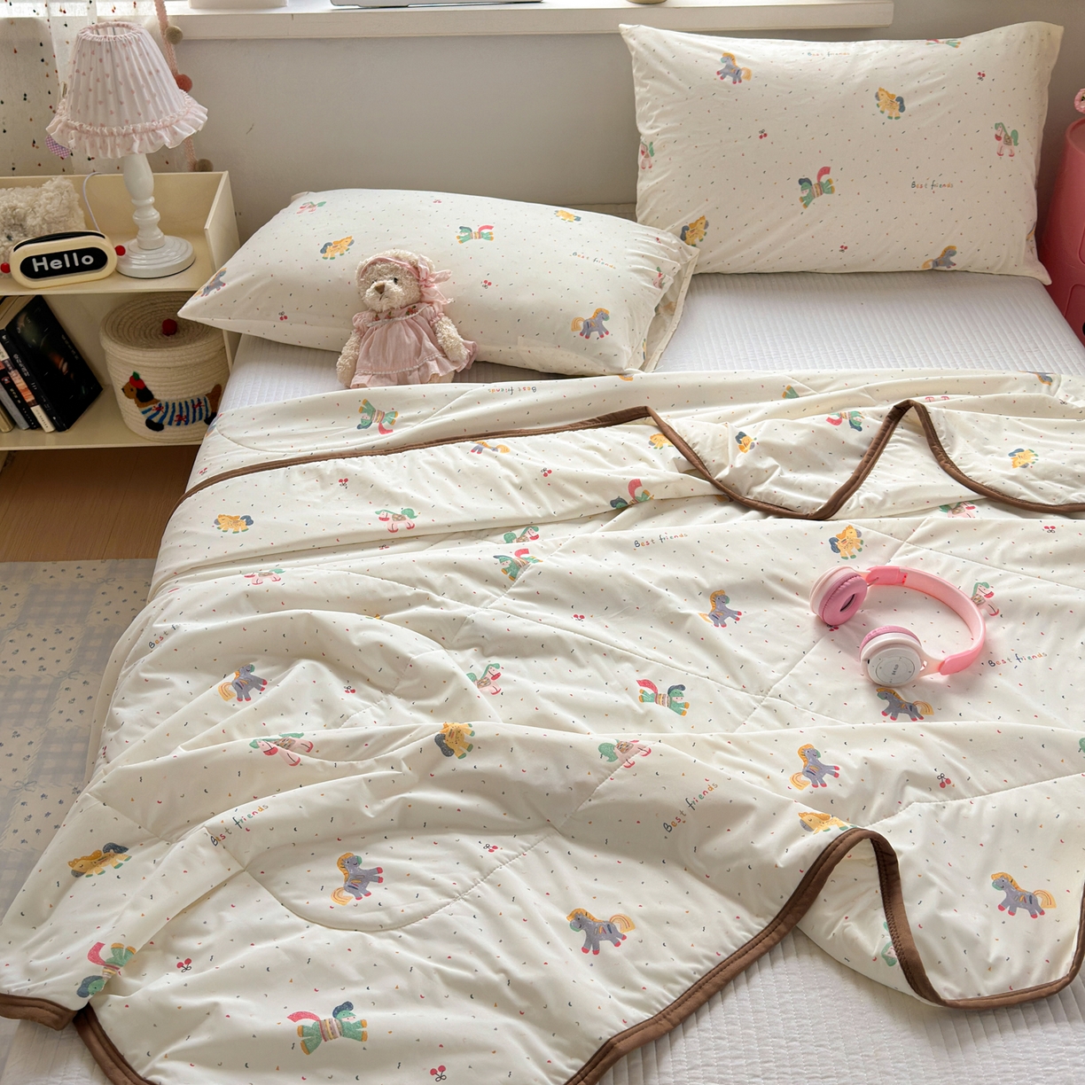 91家纺网 家纺一手货源 找家纺 希诺家居 2026春夏新款仿锦氨小冰皮凉感夏被空调被 彩马日记