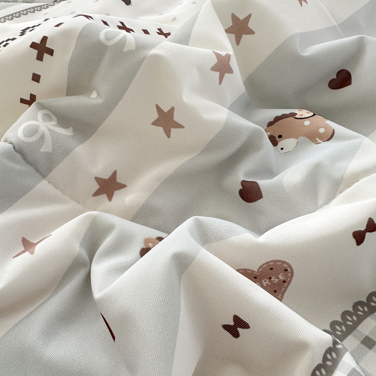 91家纺网 家纺一手货源 找家纺 希诺家居 2026春夏新款仿锦氨小冰皮凉感夏被空调被 费尔岛小木马