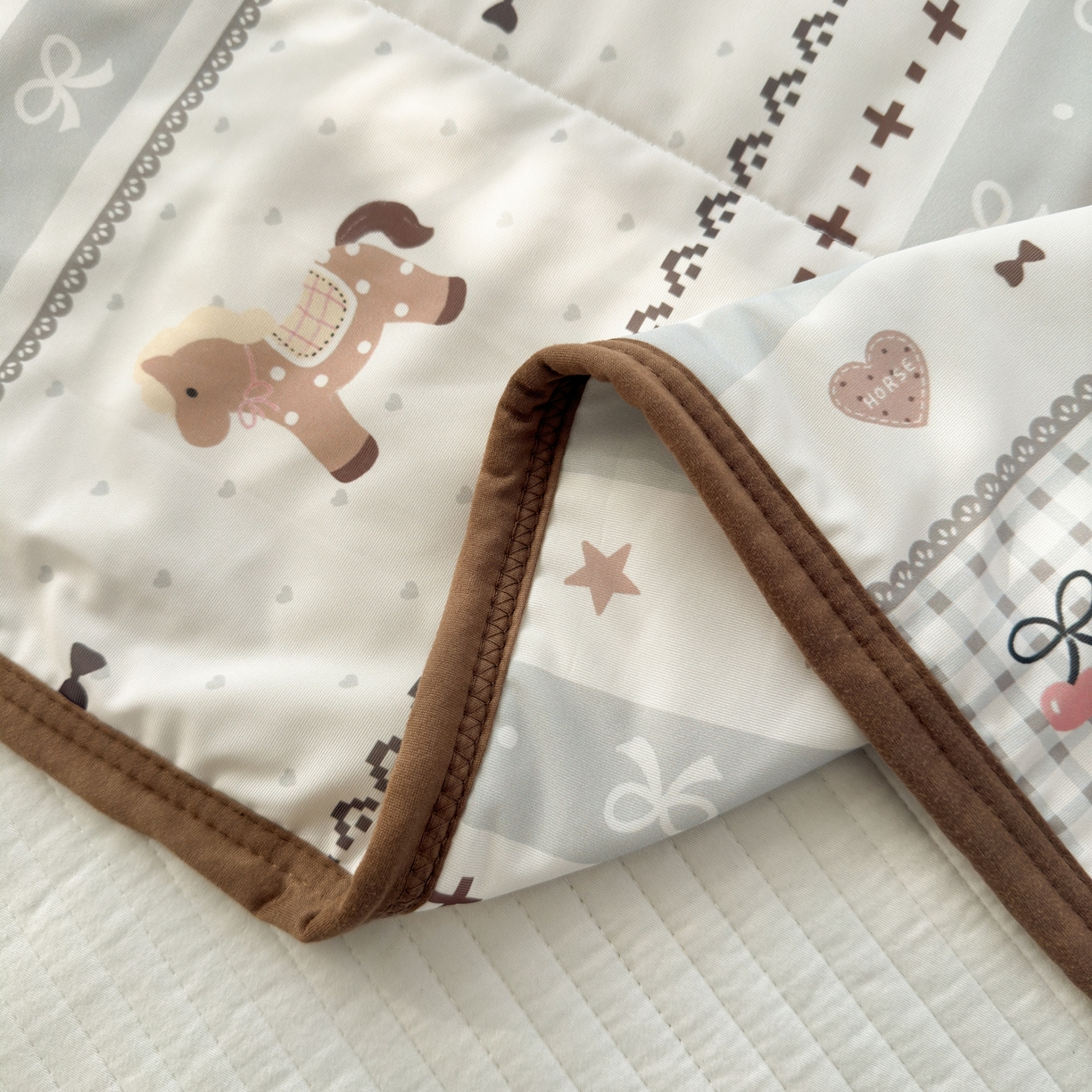 91家纺网 家纺一手货源 找家纺 希诺家居 2026春夏新款仿锦氨小冰皮凉感夏被空调被 费尔岛小木马