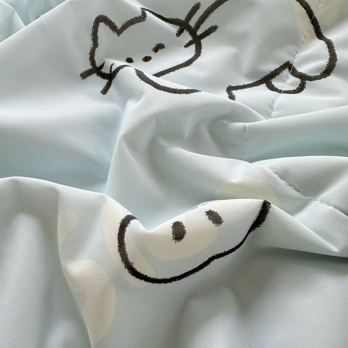 91家纺网 家纺一手货源 找家纺 希诺家居 2026春夏新款仿锦氨小冰皮凉感夏被空调被 猫咪果语