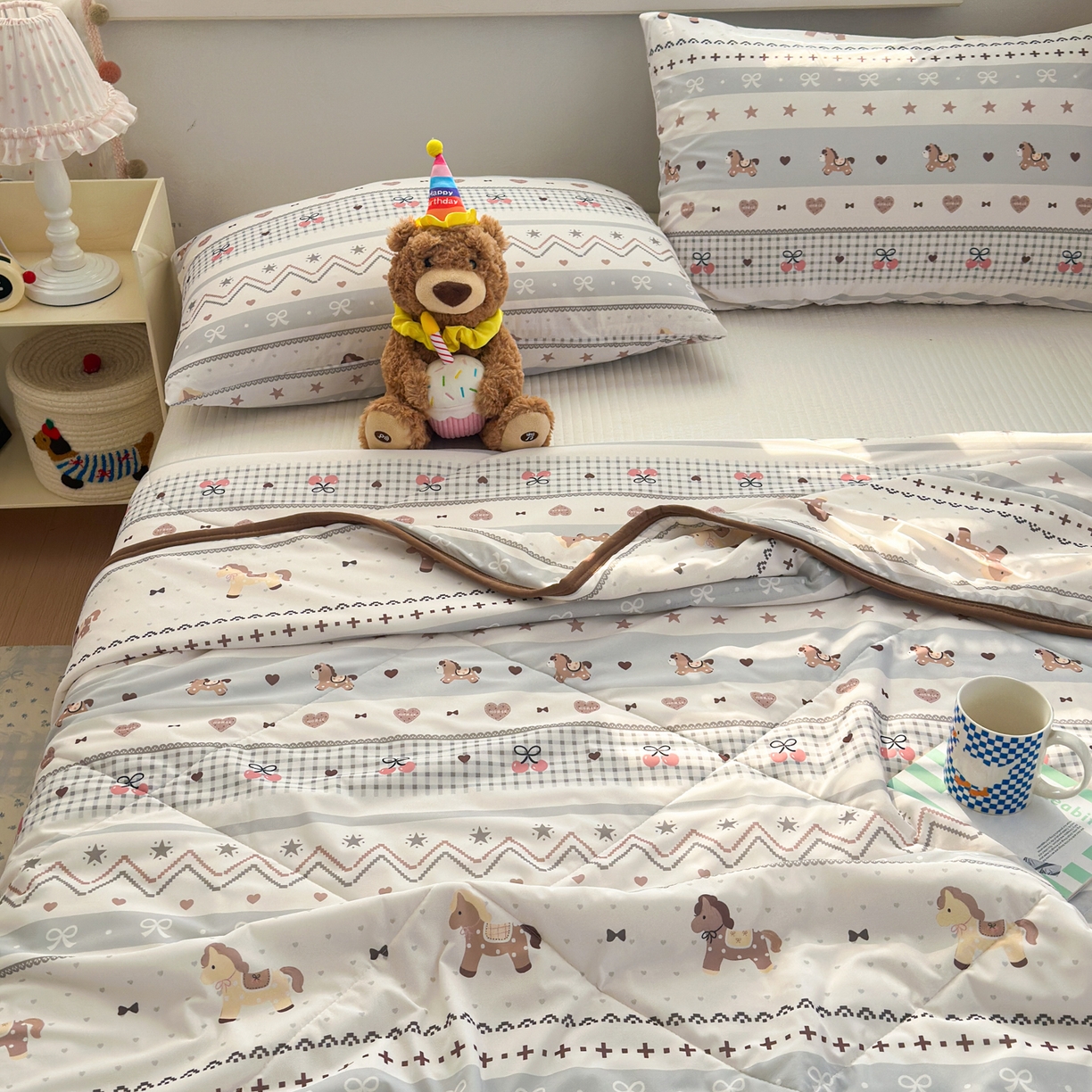 91家纺网 家纺一手货源 找家纺 希诺家居 2026春夏新款仿锦氨小冰皮凉感夏被空调被 费尔岛小木马