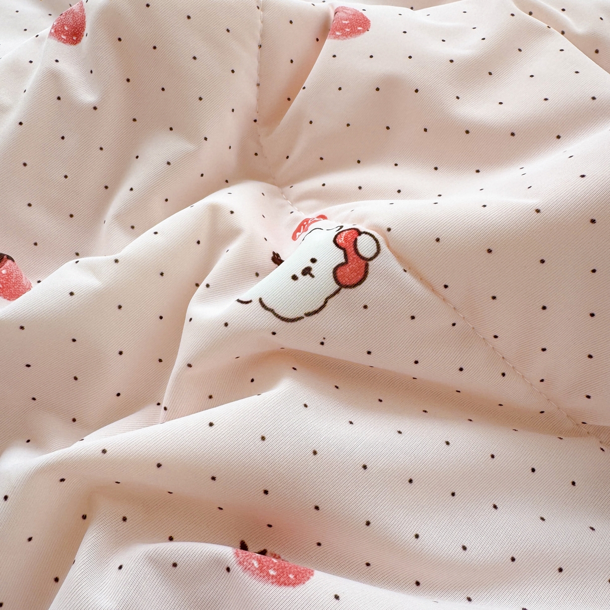 91家纺网 家纺一手货源 找家纺 希诺家居 2026春夏新款仿锦氨小冰皮凉感夏被空调被 草莓团团