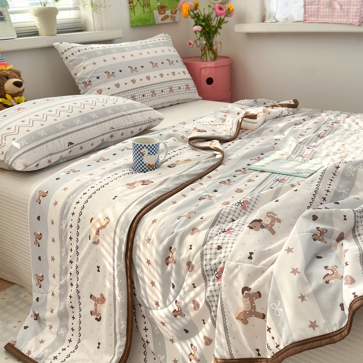 91家纺网 家纺一手货源 找家纺 希诺家居 2026春夏新款仿锦氨小冰皮凉感夏被空调被 费尔岛小木马