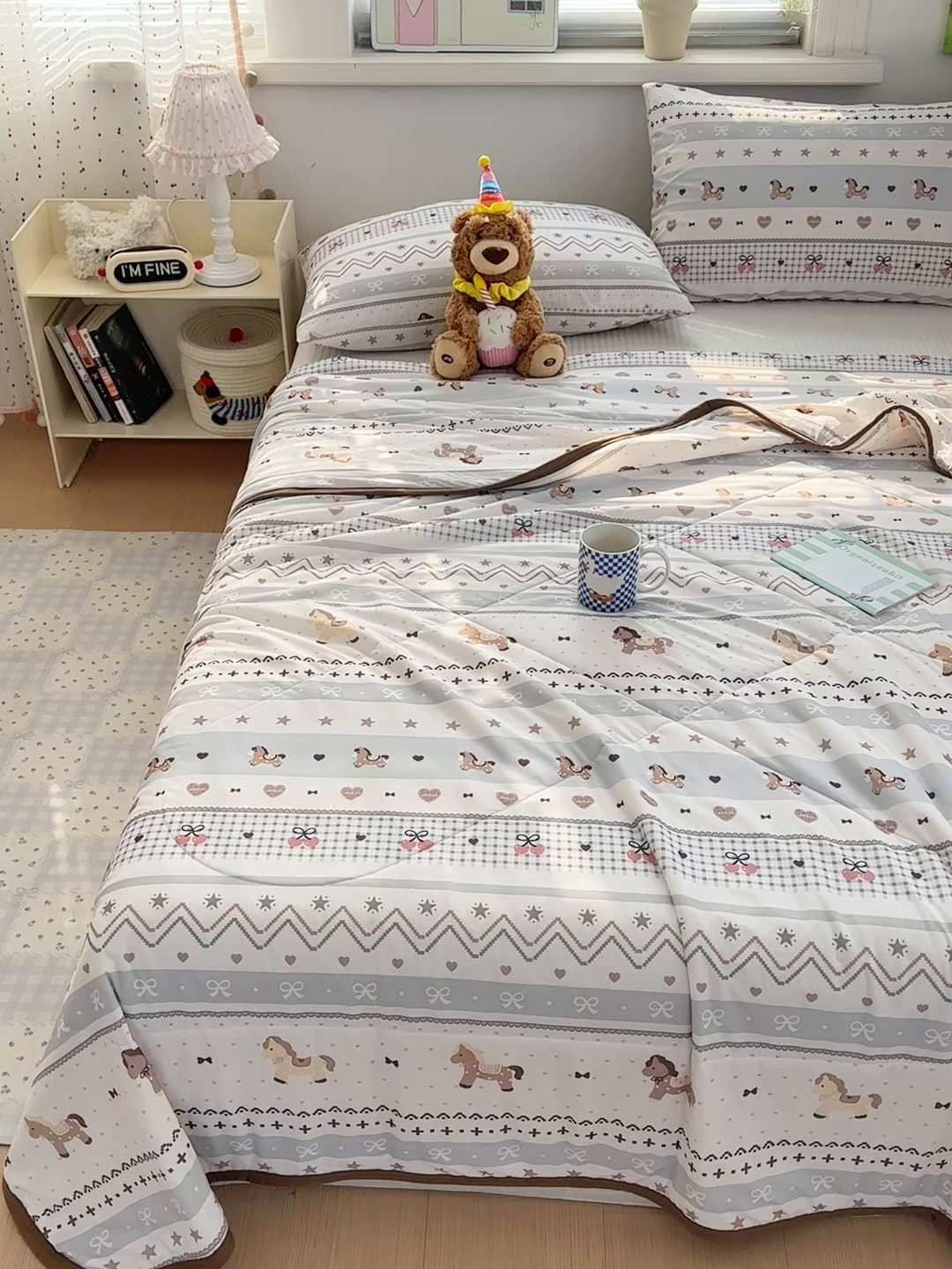 91家纺网 家纺一手货源 找家纺 希诺家居 2026春夏新款仿锦氨小冰皮凉感夏被空调被 费尔岛小木马