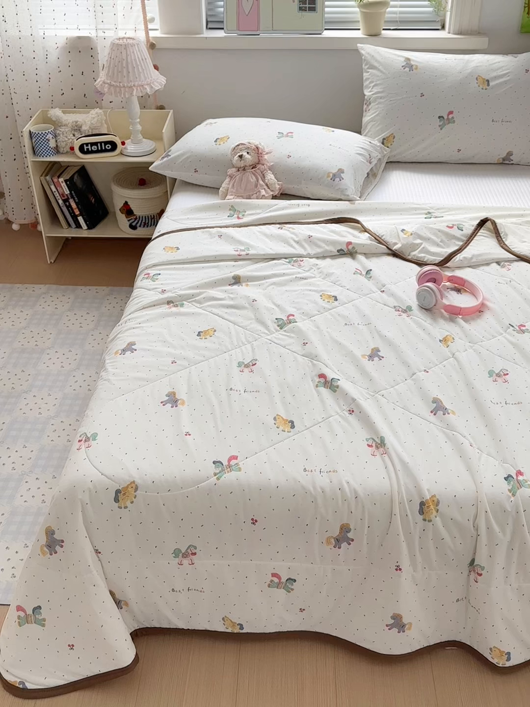 91家纺网 家纺一手货源 找家纺 希诺家居 2026春夏新款仿锦氨小冰皮凉感夏被空调被 彩马日记