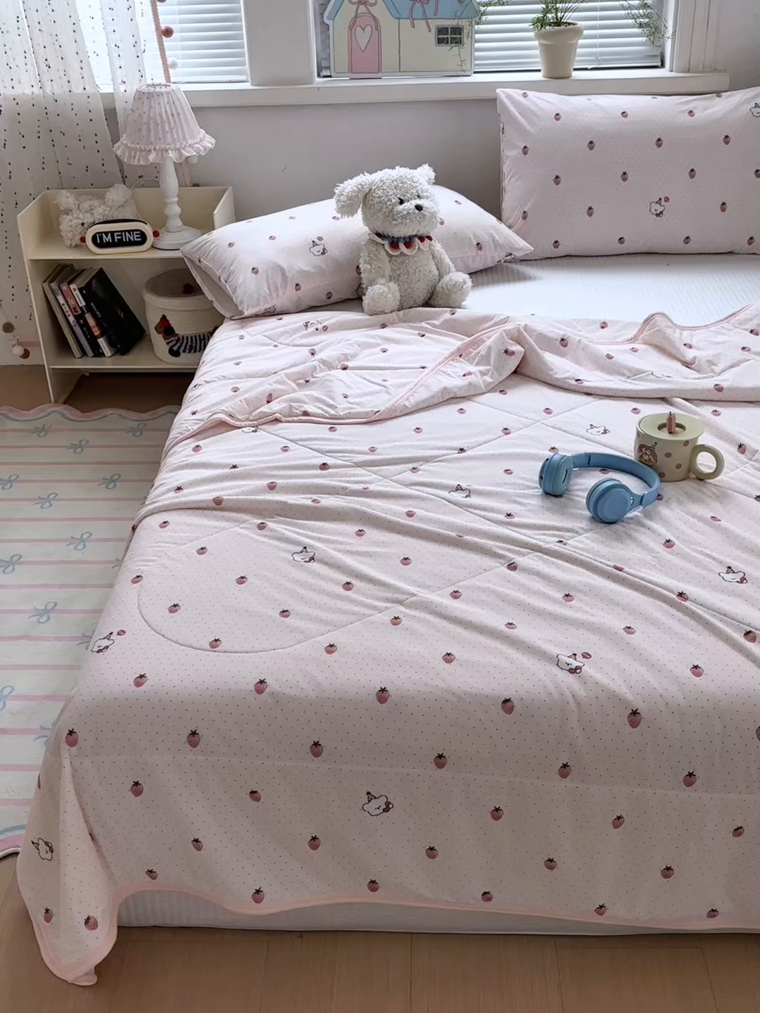 91家纺网 家纺一手货源 找家纺 希诺家居 2026春夏新款仿锦氨小冰皮凉感夏被空调被 草莓团团